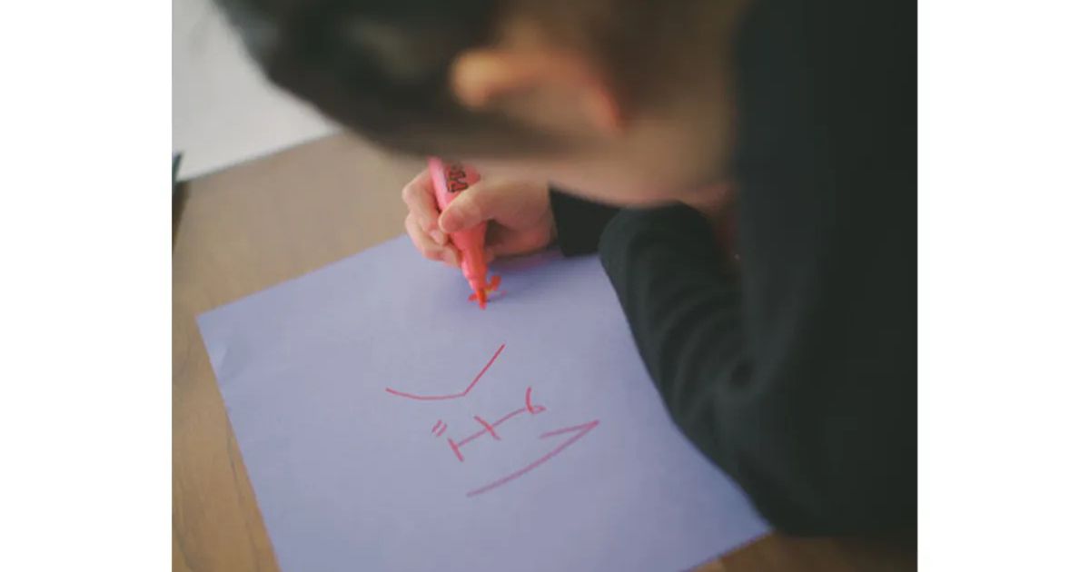 白い紙に「ぼく」と書く子ども