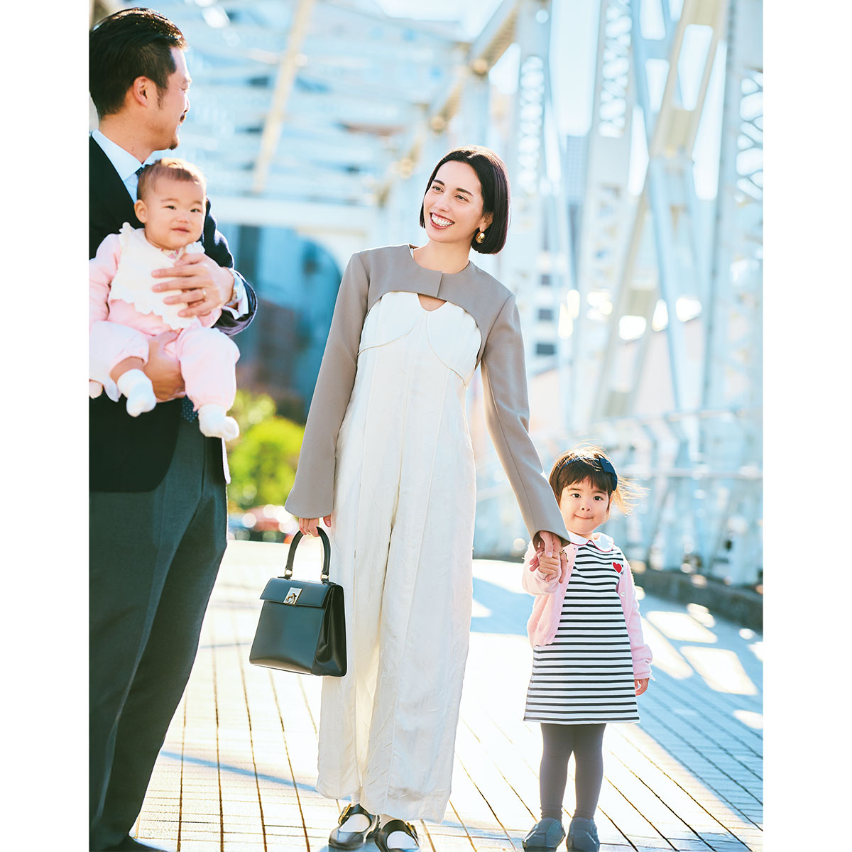 オールインワンに変形ジャケットを羽織ったセレモニーコーデのママと家族