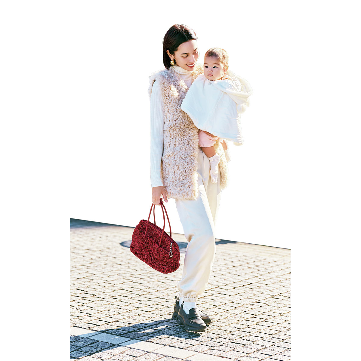 白タートルとジョグパンツにファージレを羽織った乳幼児ママコーデ