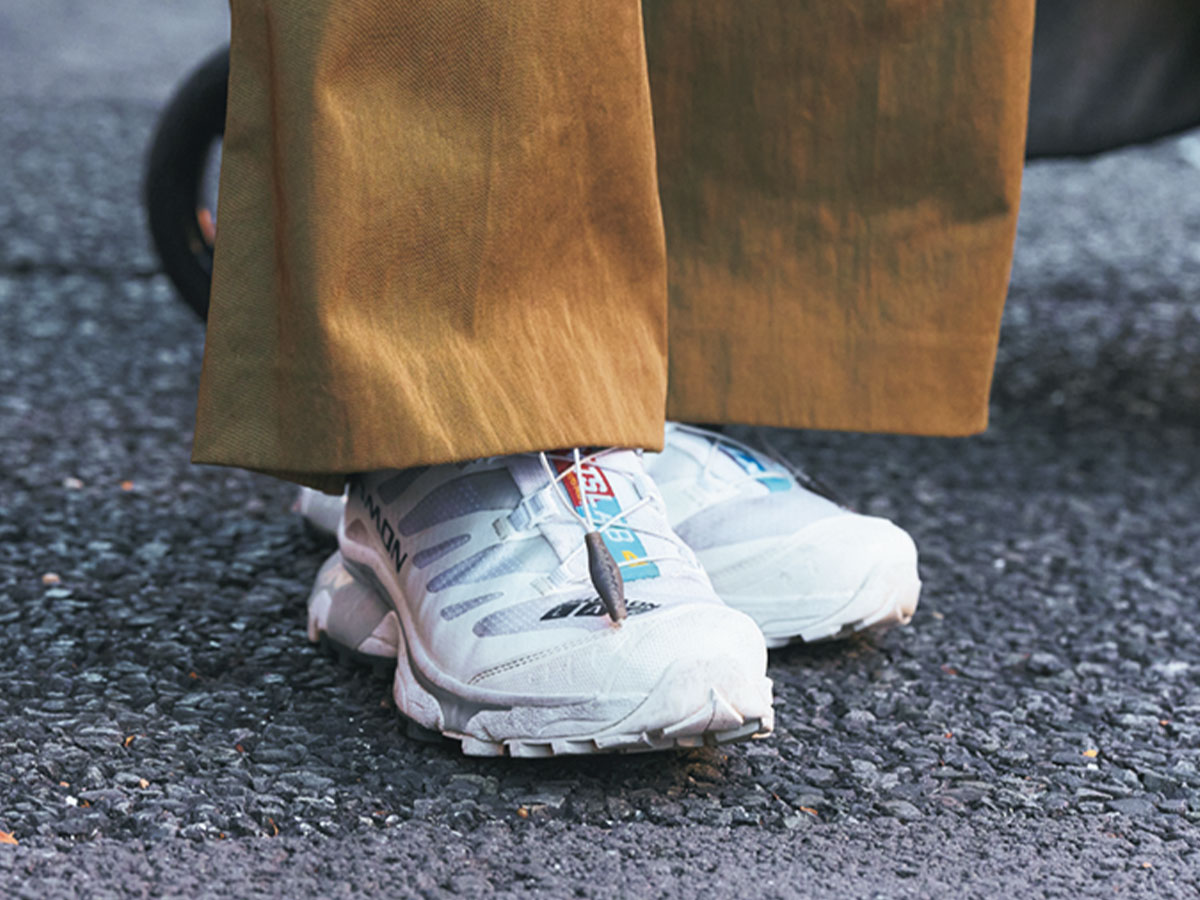 サロモンの白スニーカー