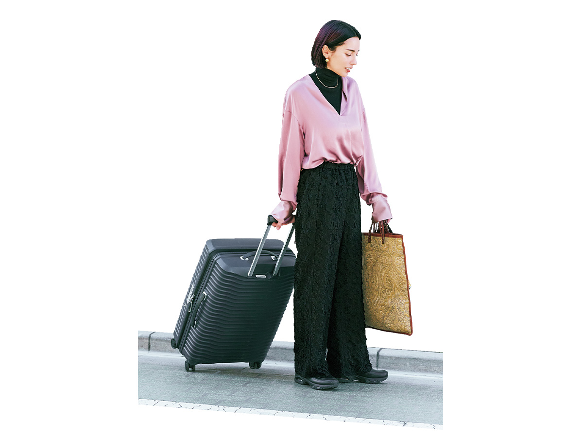 黒の華やかパンツを主役にした帰省コーデ