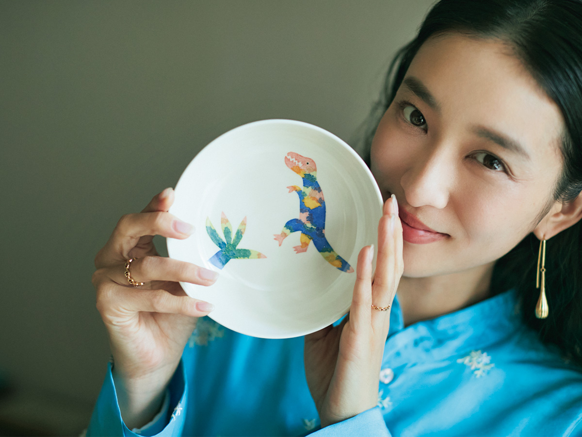 studio waniの子ども用食器を持つ武井咲さん