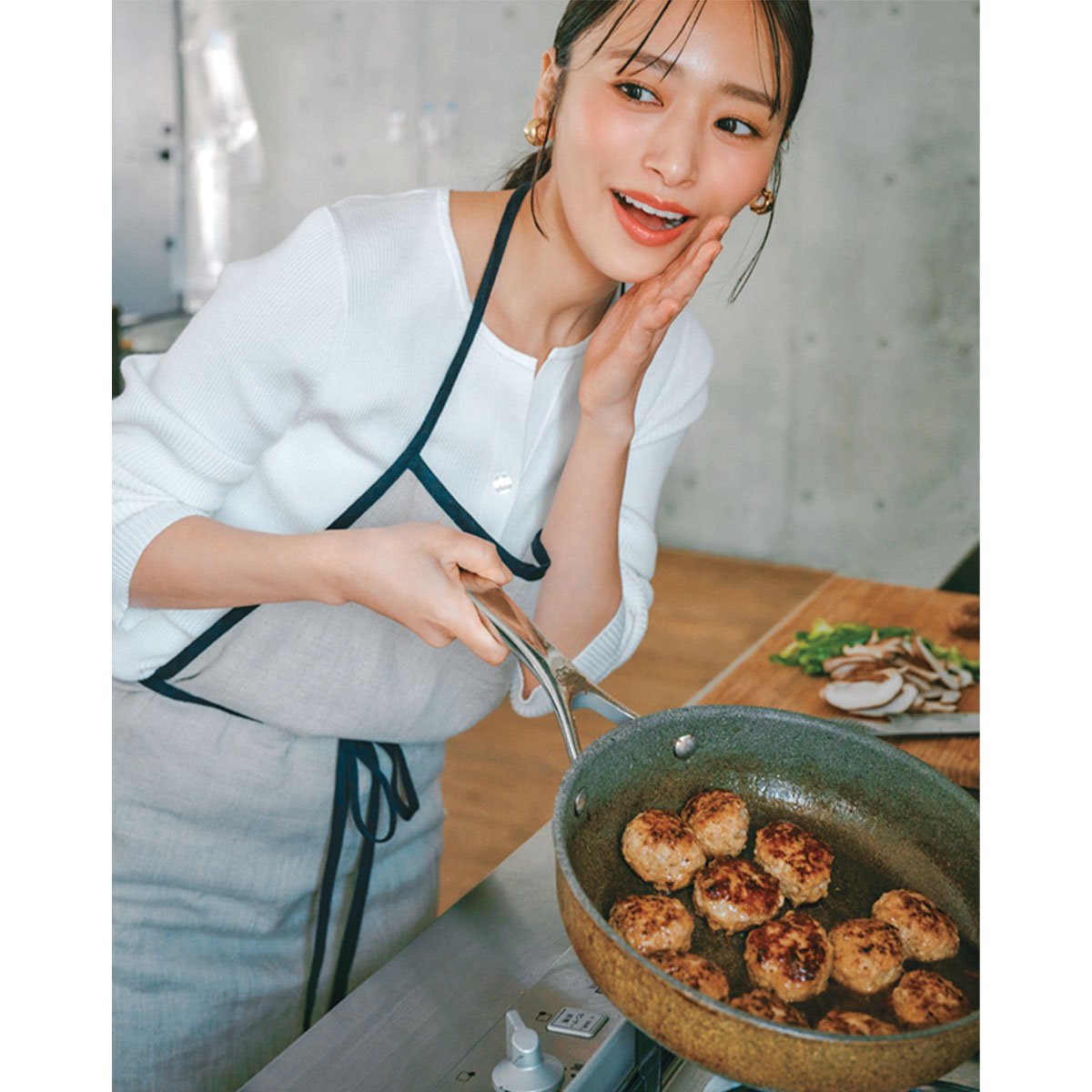 フライパンでハンバーグを焼く近藤千尋さん