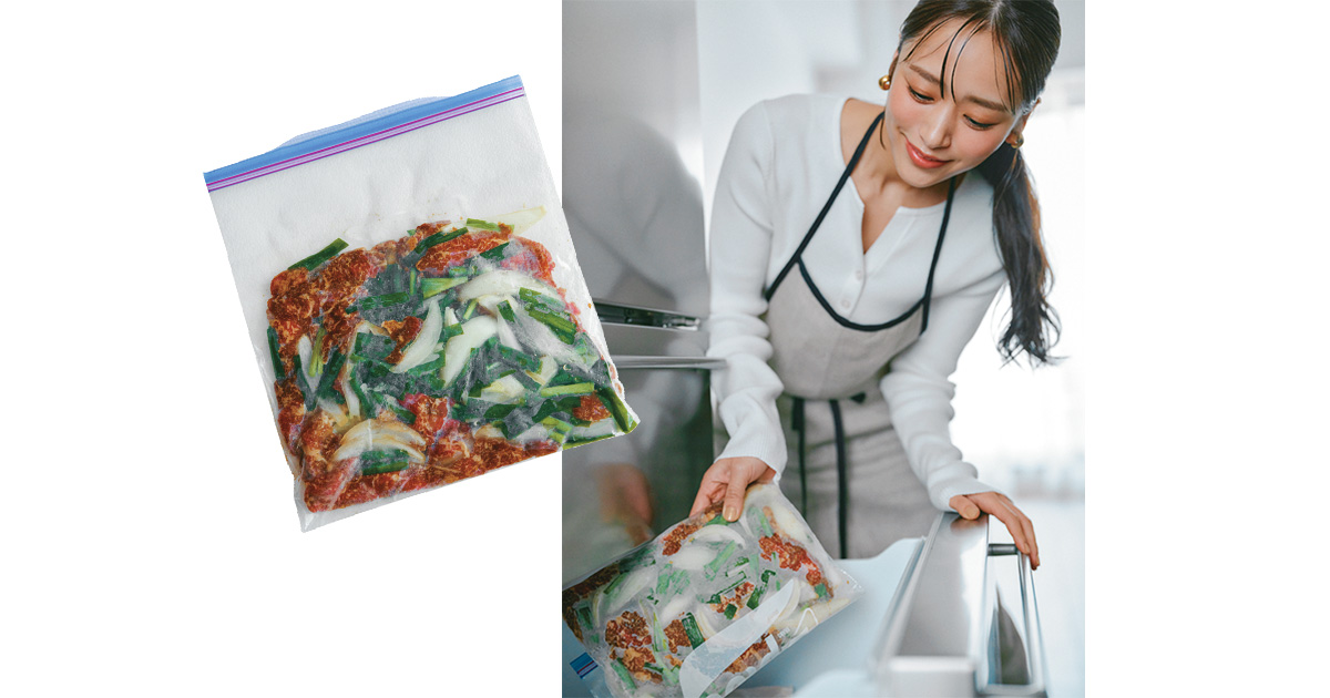 牛肉の焼肉タレ漬けの下味冷凍と冷凍庫に入れる近藤千尋さん