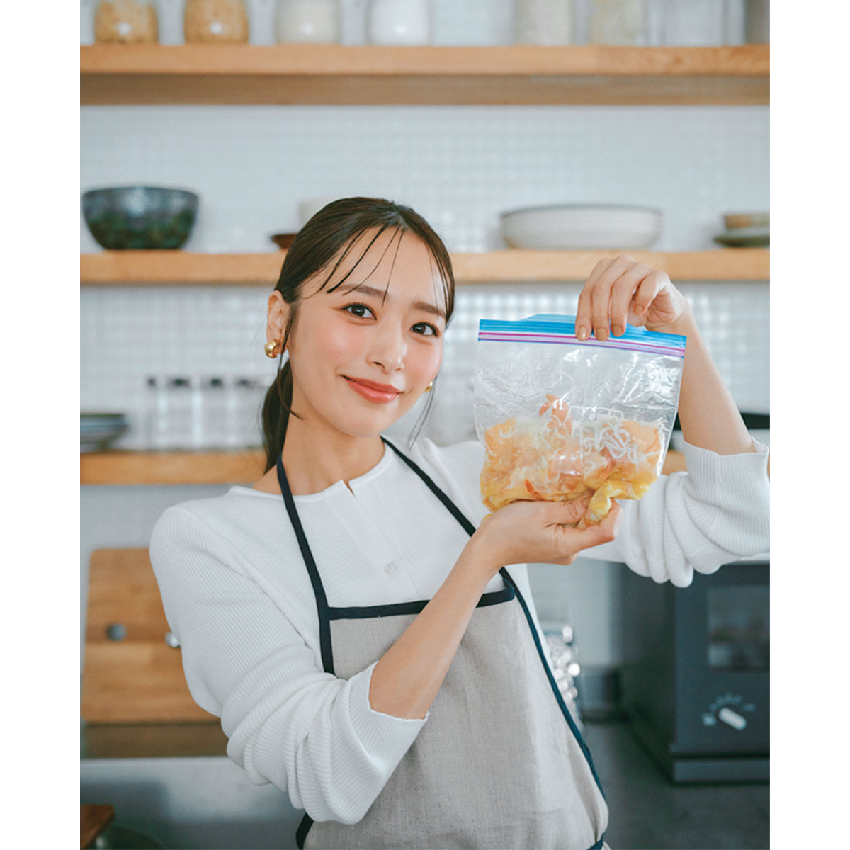 しらすシュリンプの下味冷凍を手に持つ近藤千尋さん