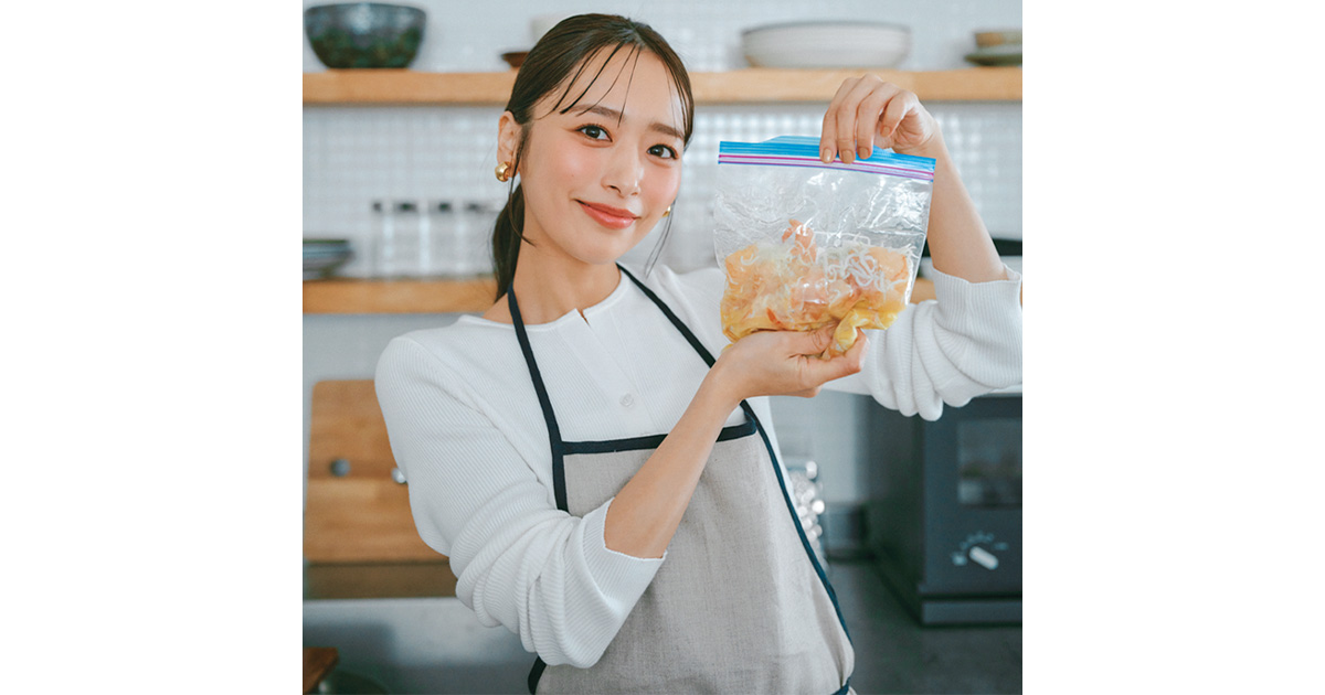 しらすシュリンプの下味冷凍を手に持つ近藤千尋さん