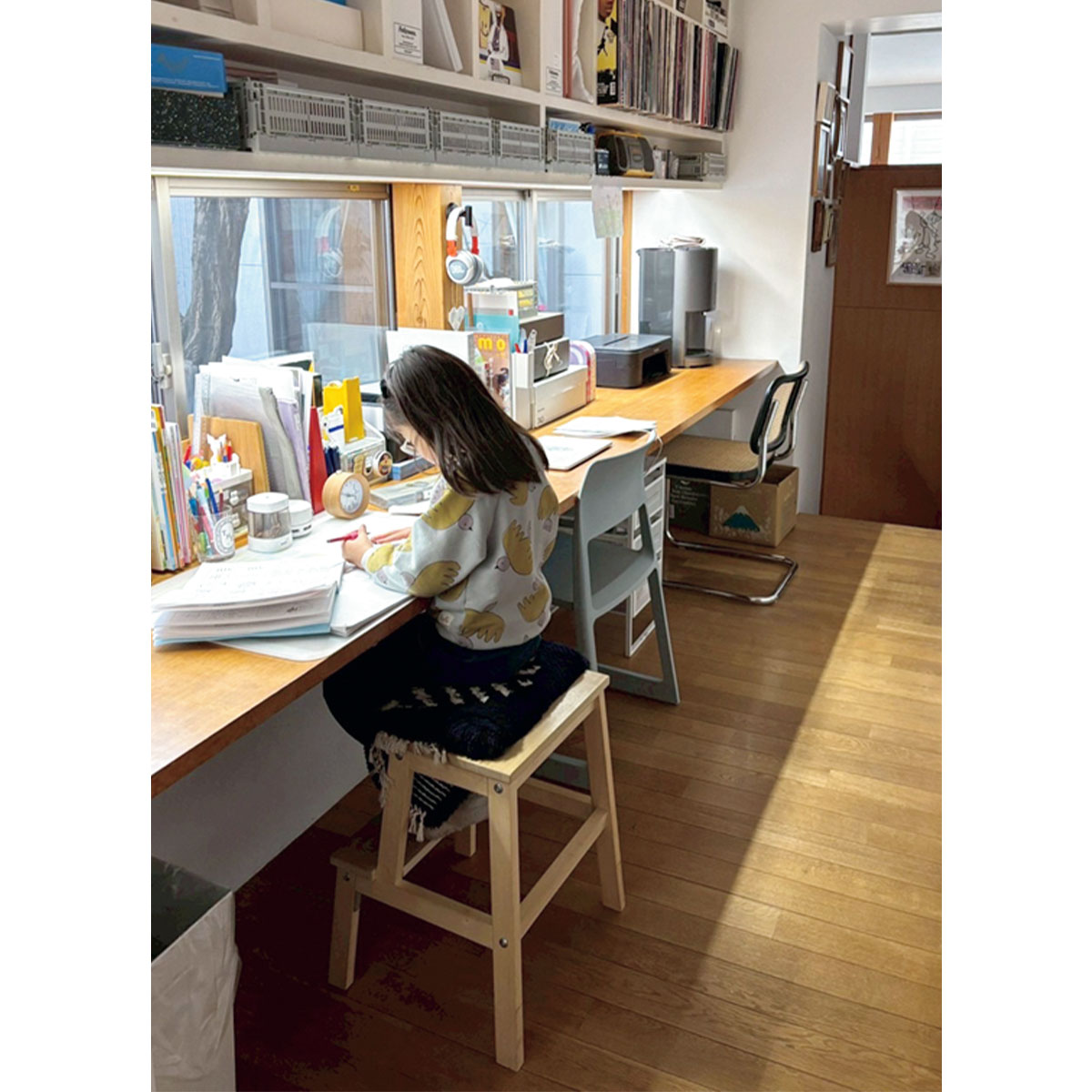 家にあったIKEAのステップ付き踏み台を椅子代わりにすると姿勢が安定