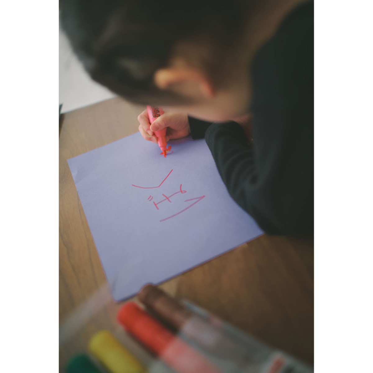 白い紙に「ぼく」の文字を書く子ども