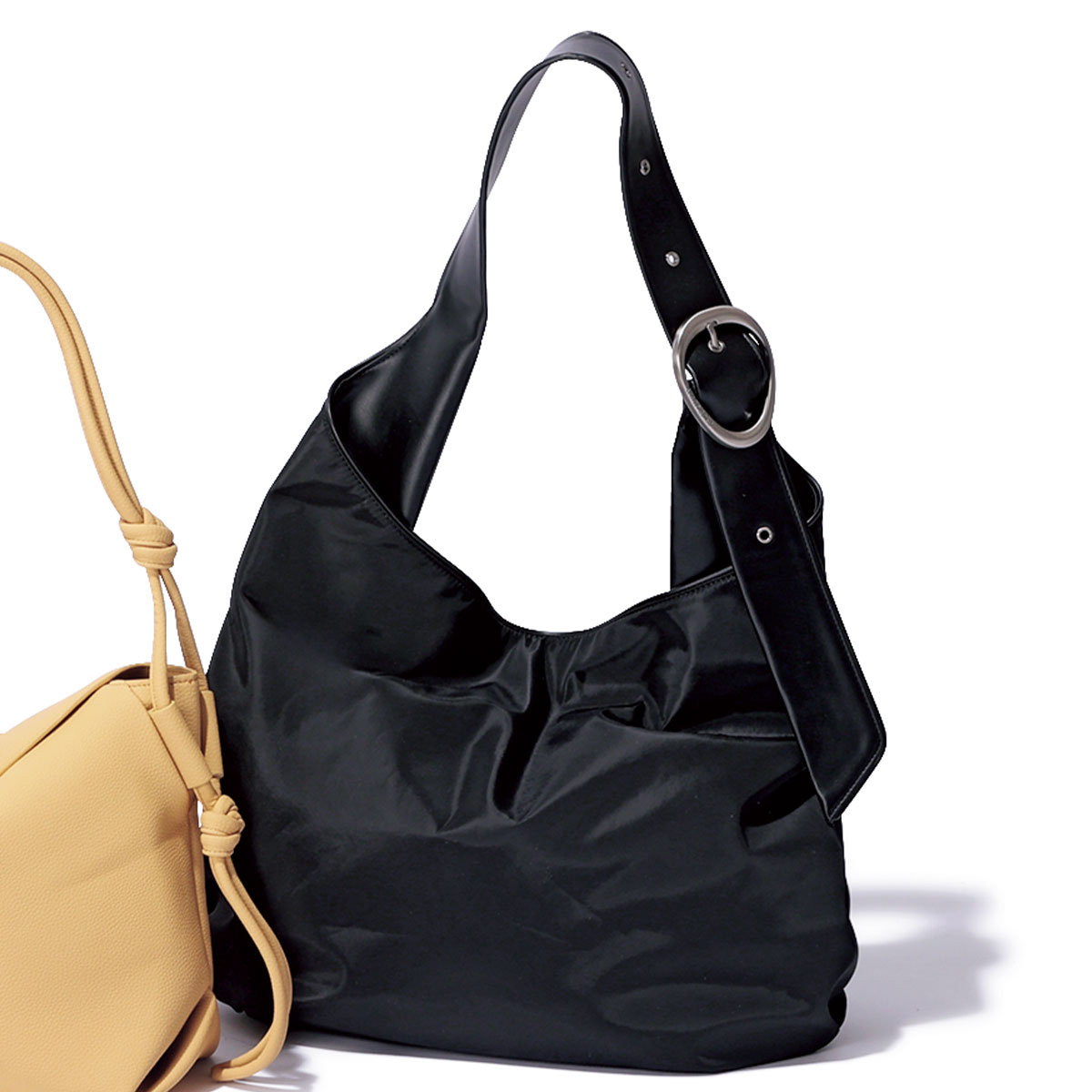 アーカイブエプクのナイロン素材の大きめショルダーバッグ