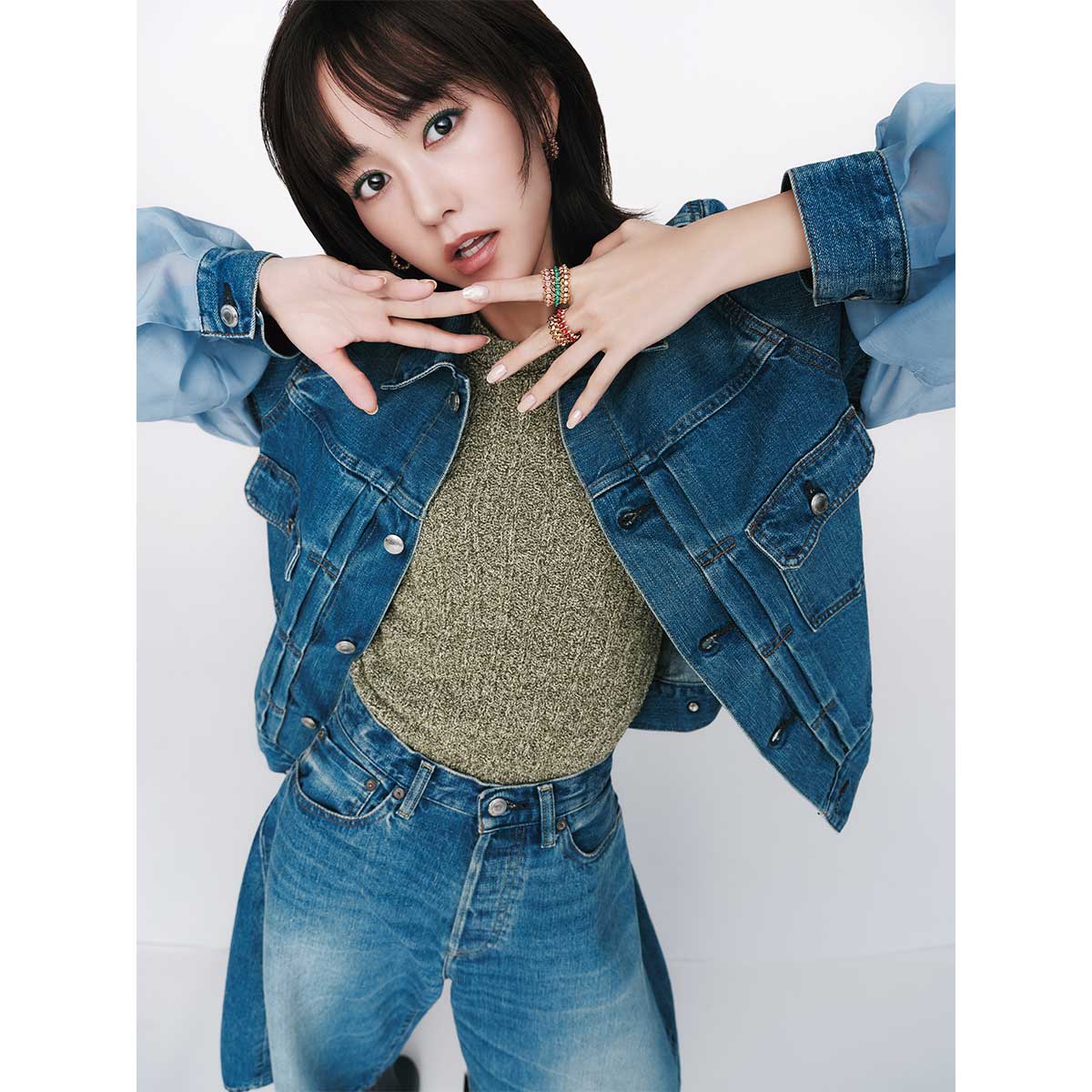 デニムオンデニムコーデにクラッシュ ドゥ カルティエのピアスとリングを重ねづけした桐谷美玲さん