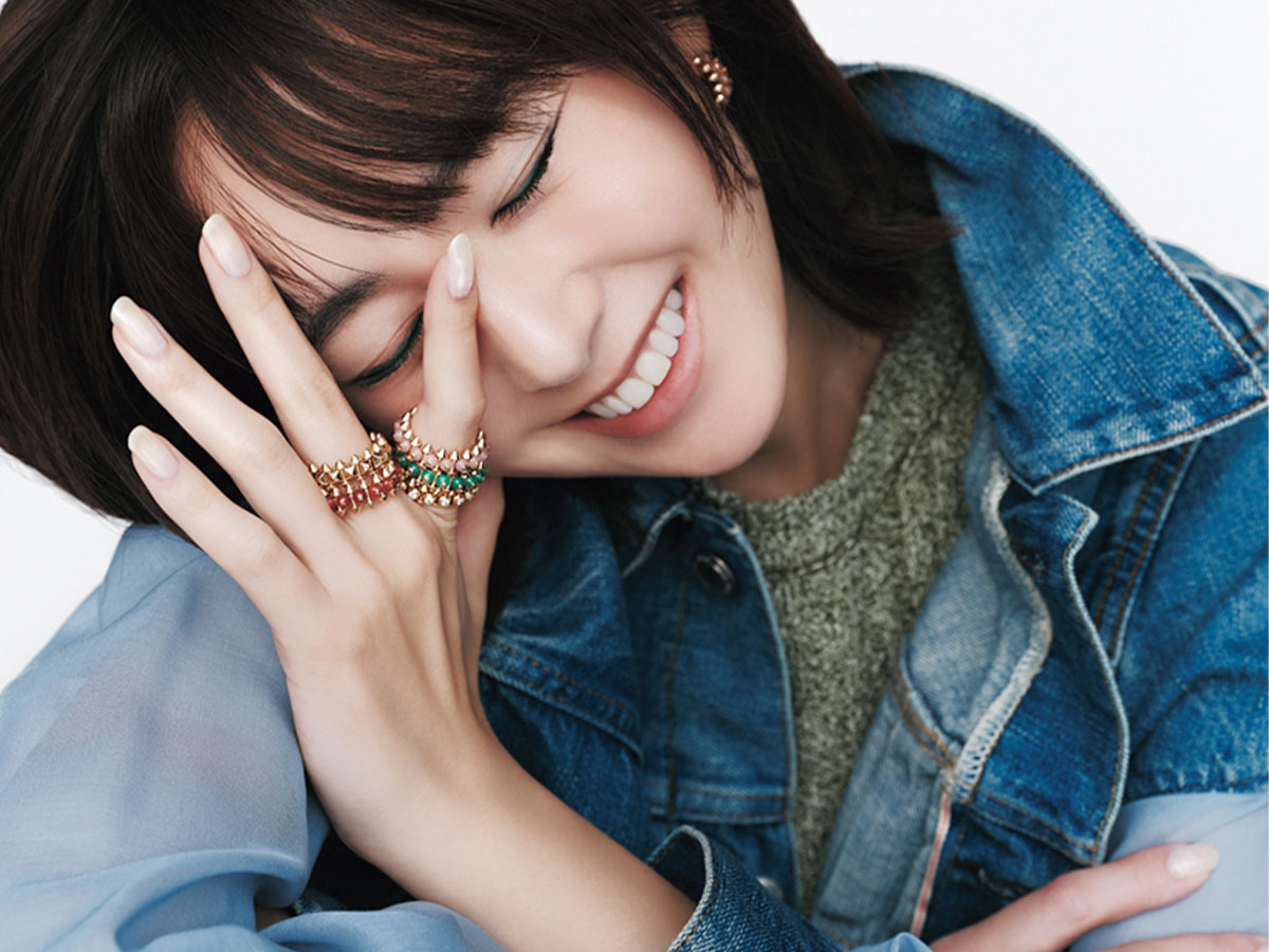 クラッシュ ドゥ カルティエのカラーストーンを用いた新作リングと地金リングを重ねづけした桐谷美玲さんの手元