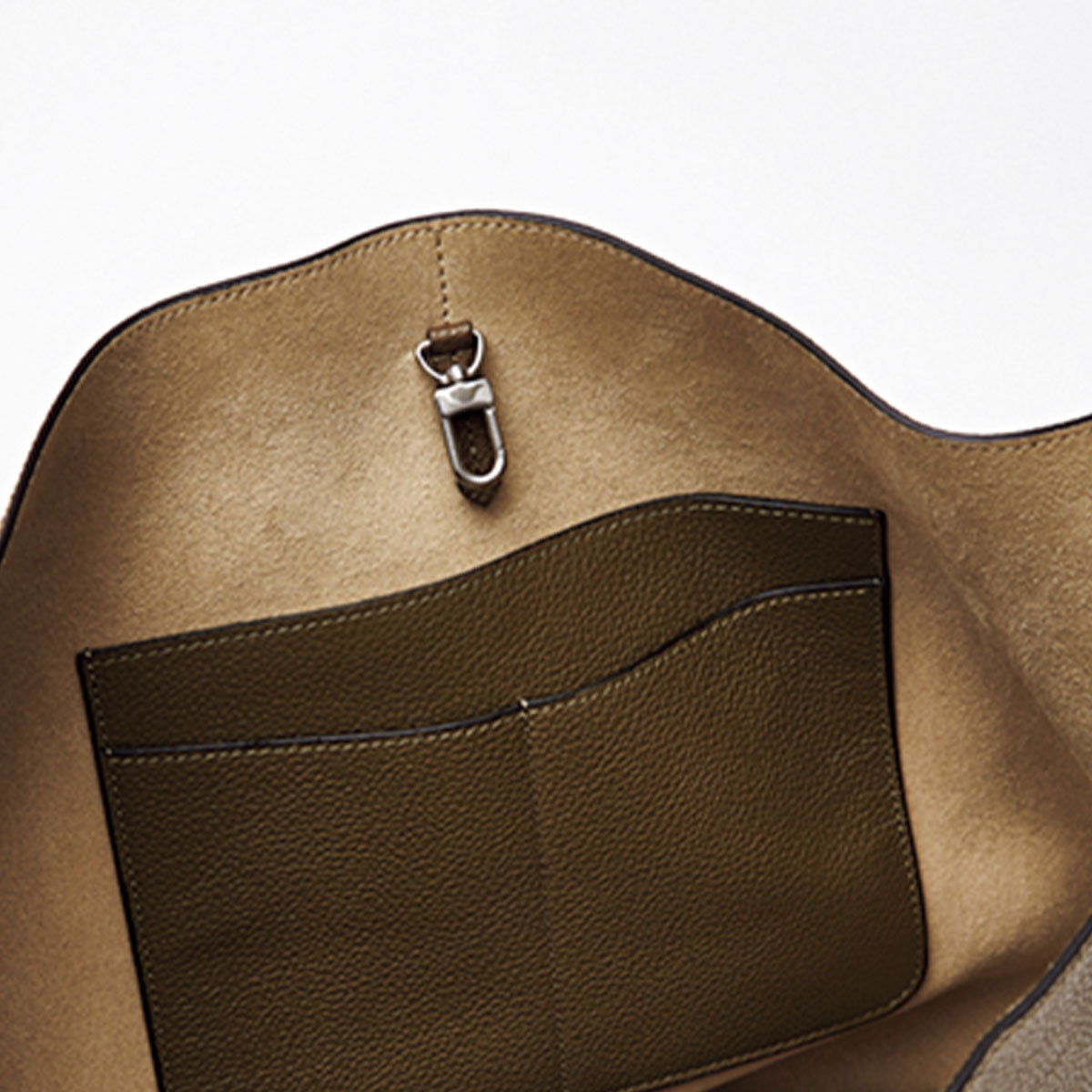 内側には仕切りポケット付き