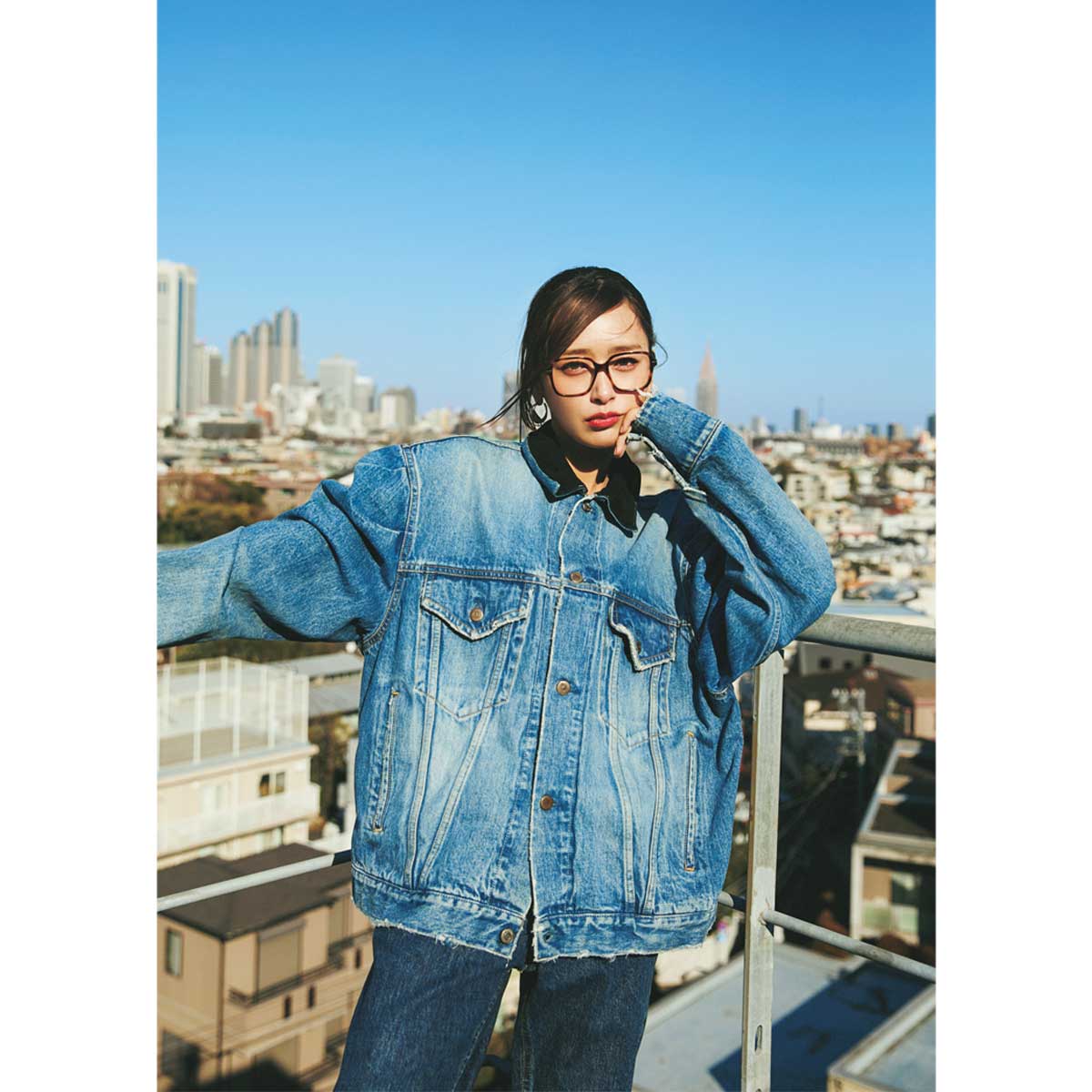 ビッグGジャンとデニムに私物のDiorのメガネをかけた近藤千尋さん