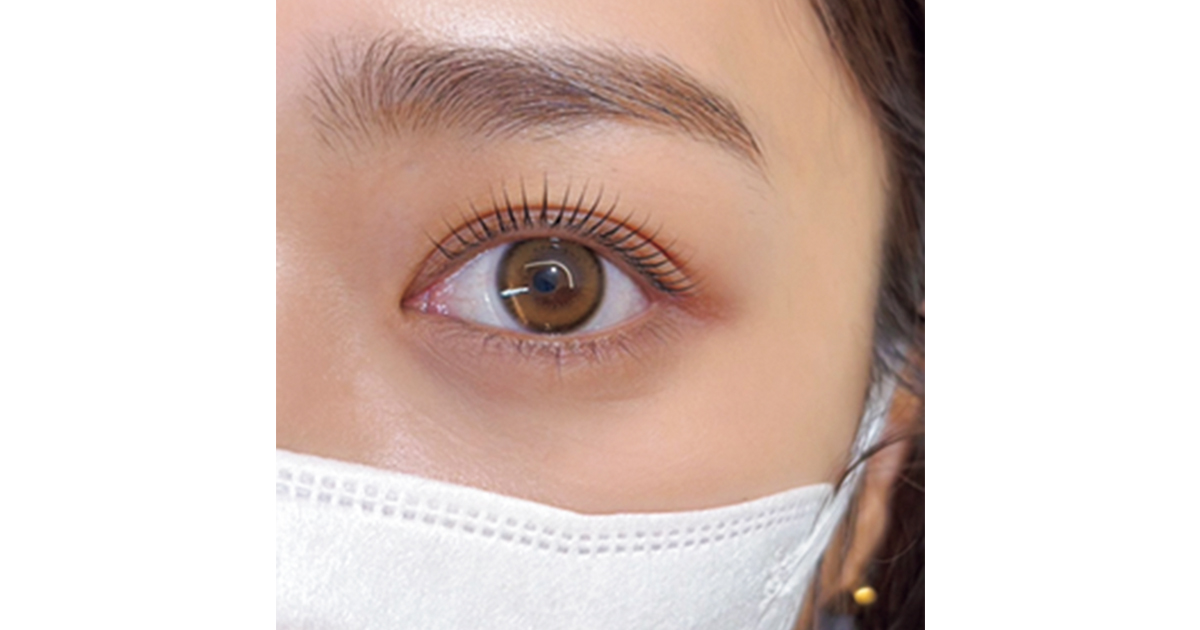 まつ毛美容液でまつ毛を伸ばしている近藤千尋さん