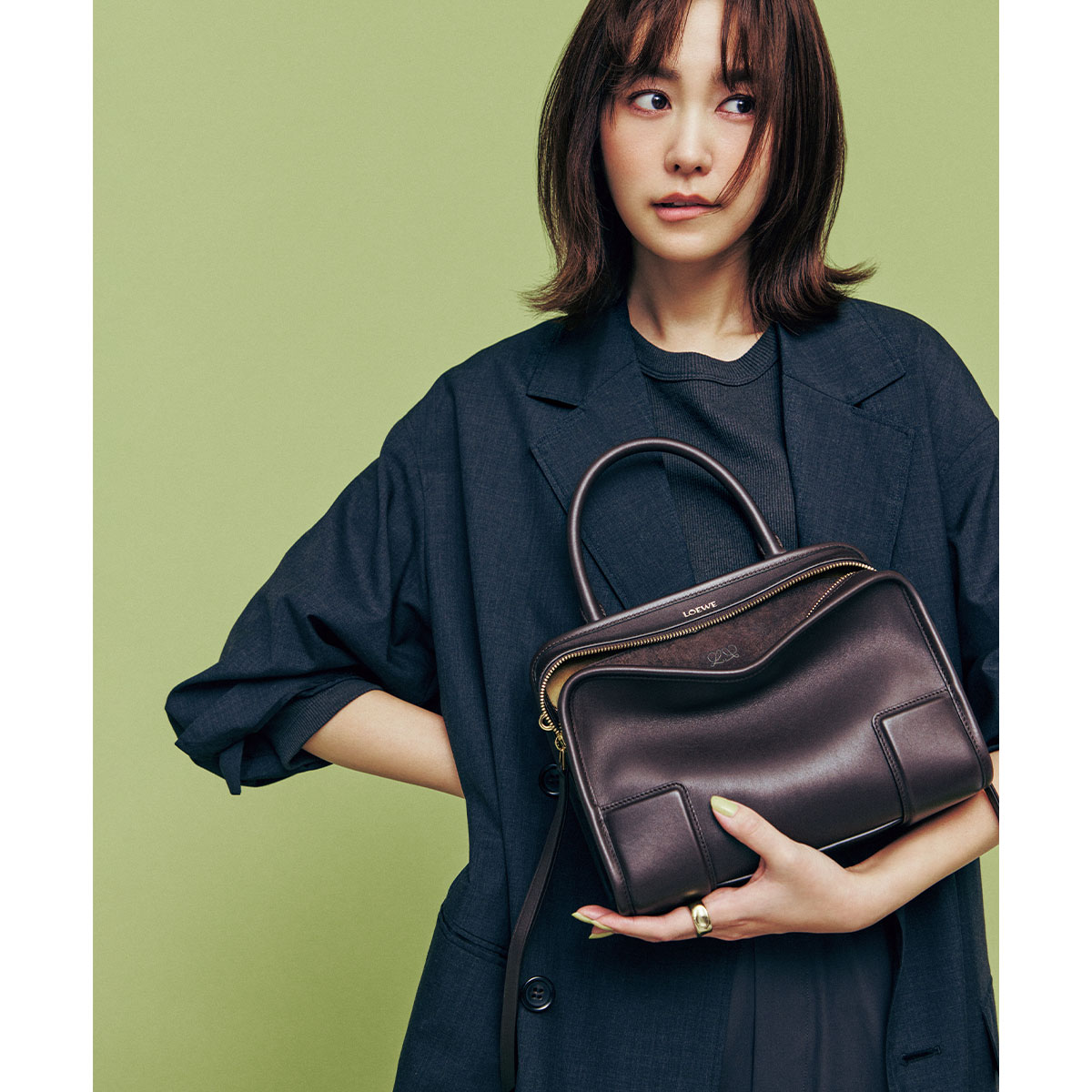 ロエベのアイコンバッグ「アマソナ」を持つ桐谷美玲さん