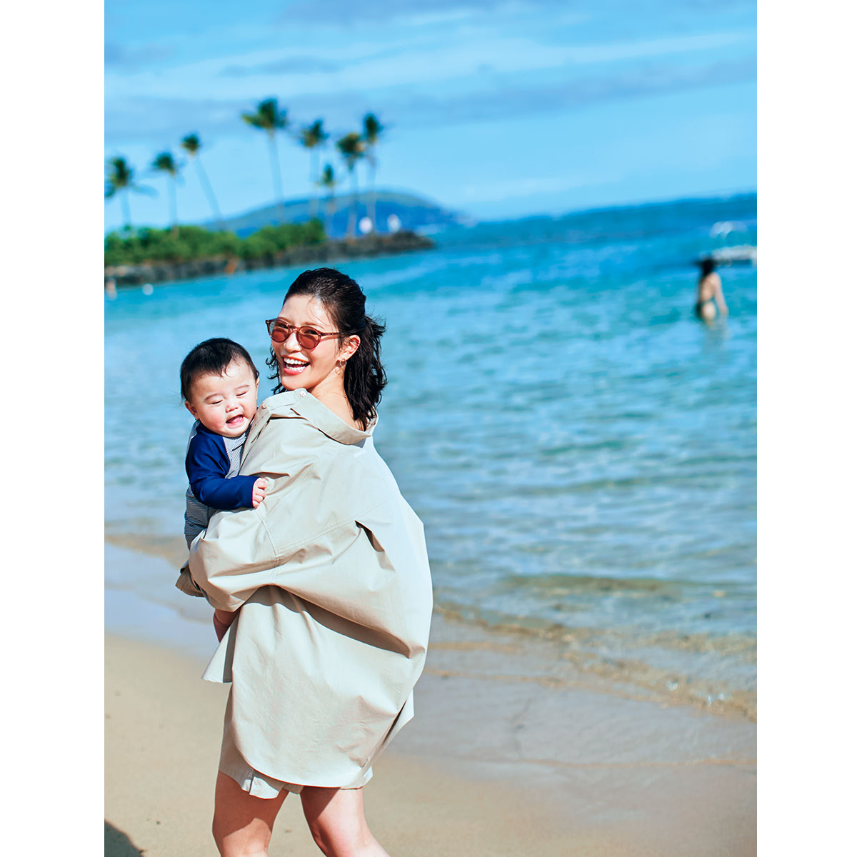 カハラビーチで過ごす息子を抱っこした咲和希さん