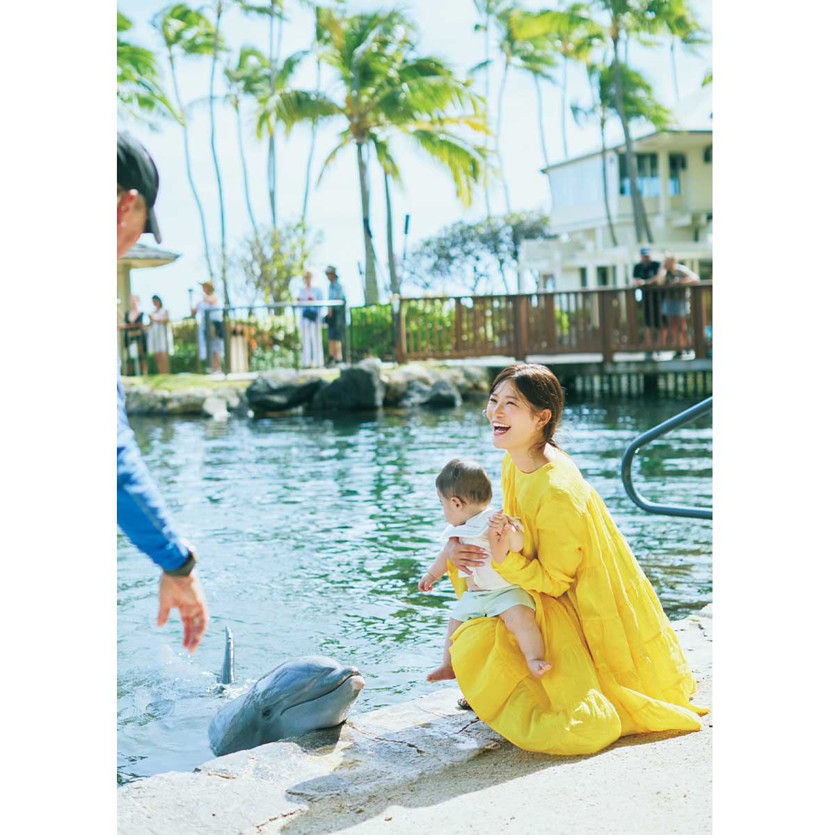 カハラホテルのドルフィンミーティングを体験する咲和希さんと息子さん