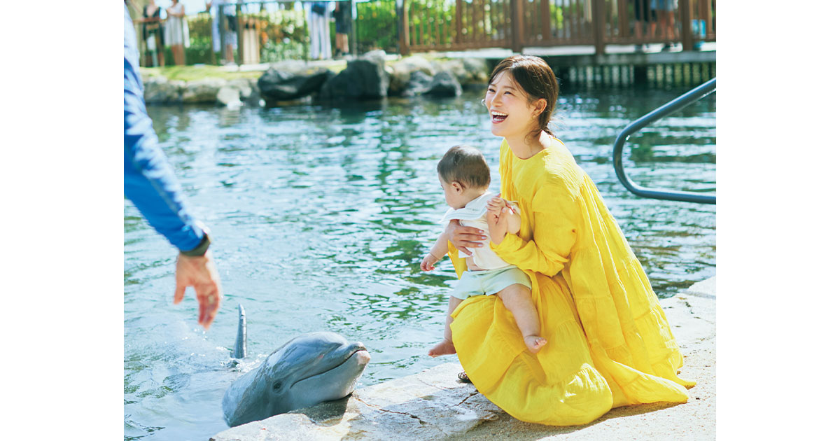 カハラホテルのドルフィンミーティングを体験する咲和希さんと息子さん