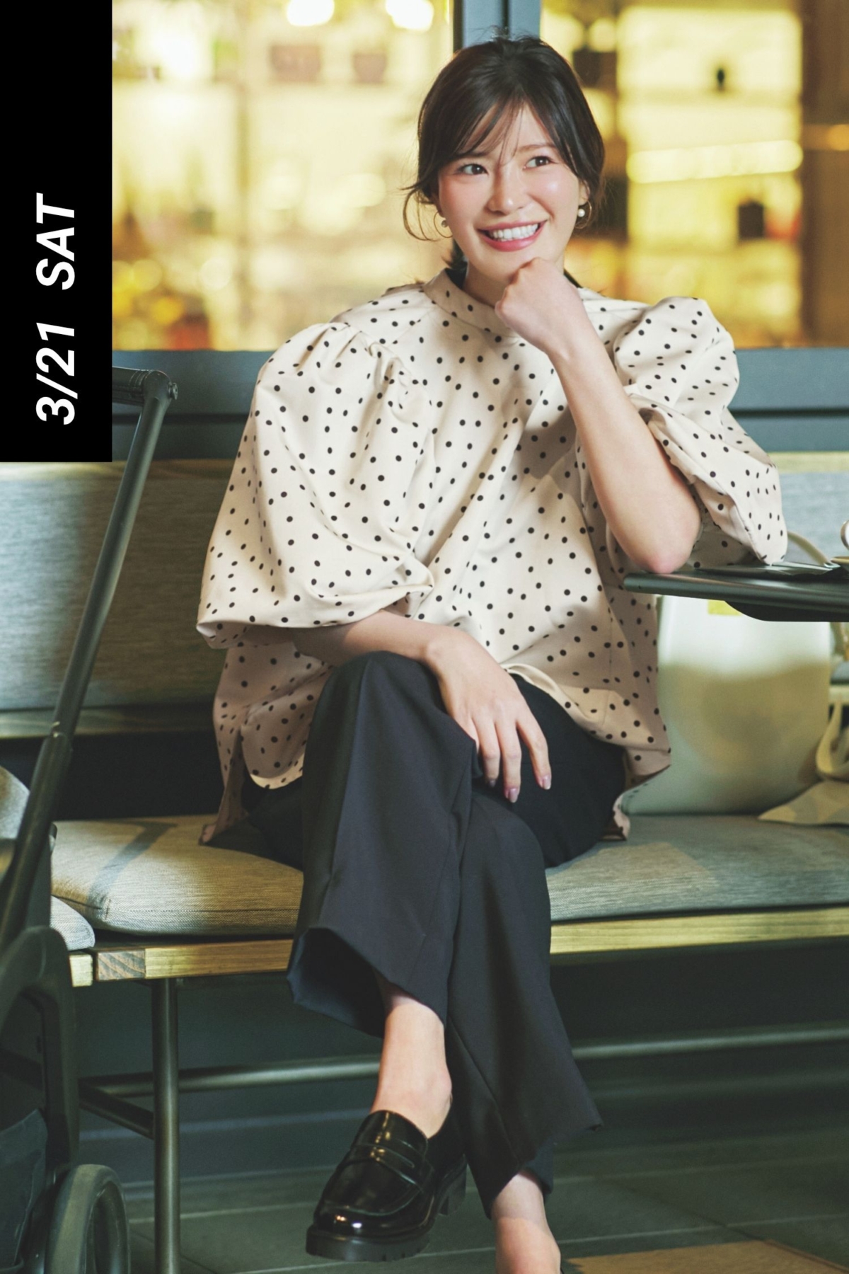 ドット柄のブラウスと黒パンツに黒ローファーを合わせたママのお出かけコーデ