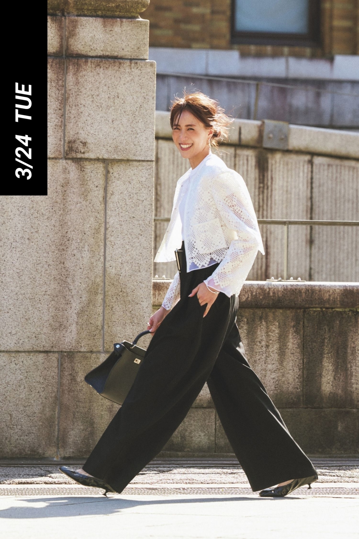 レースのショート丈ジャケットと幅広のベルトがついた黒パンツのお仕事コーデ