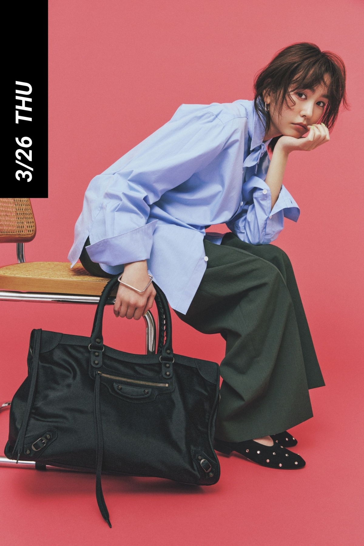 ブルーのボウタイ付きシャツとスラックスにバレンシアガのナイロンビッグトートを持った桐谷美玲さん