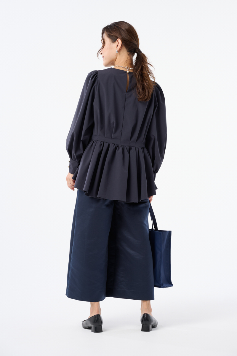 クラウドチームVERY高松愛里の[THREE SQUARE]ペプラムタックブラウスコーデ