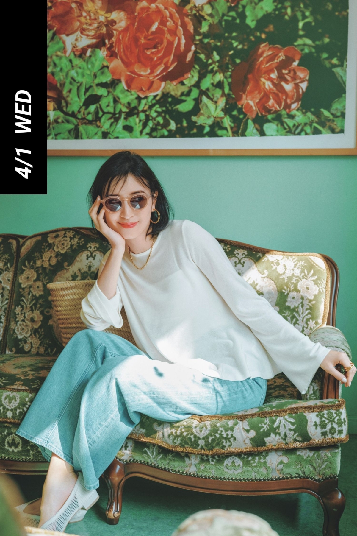 シアーニットとデニムコーデをサングラスやゴールドアクセで盛り上げたコーデ