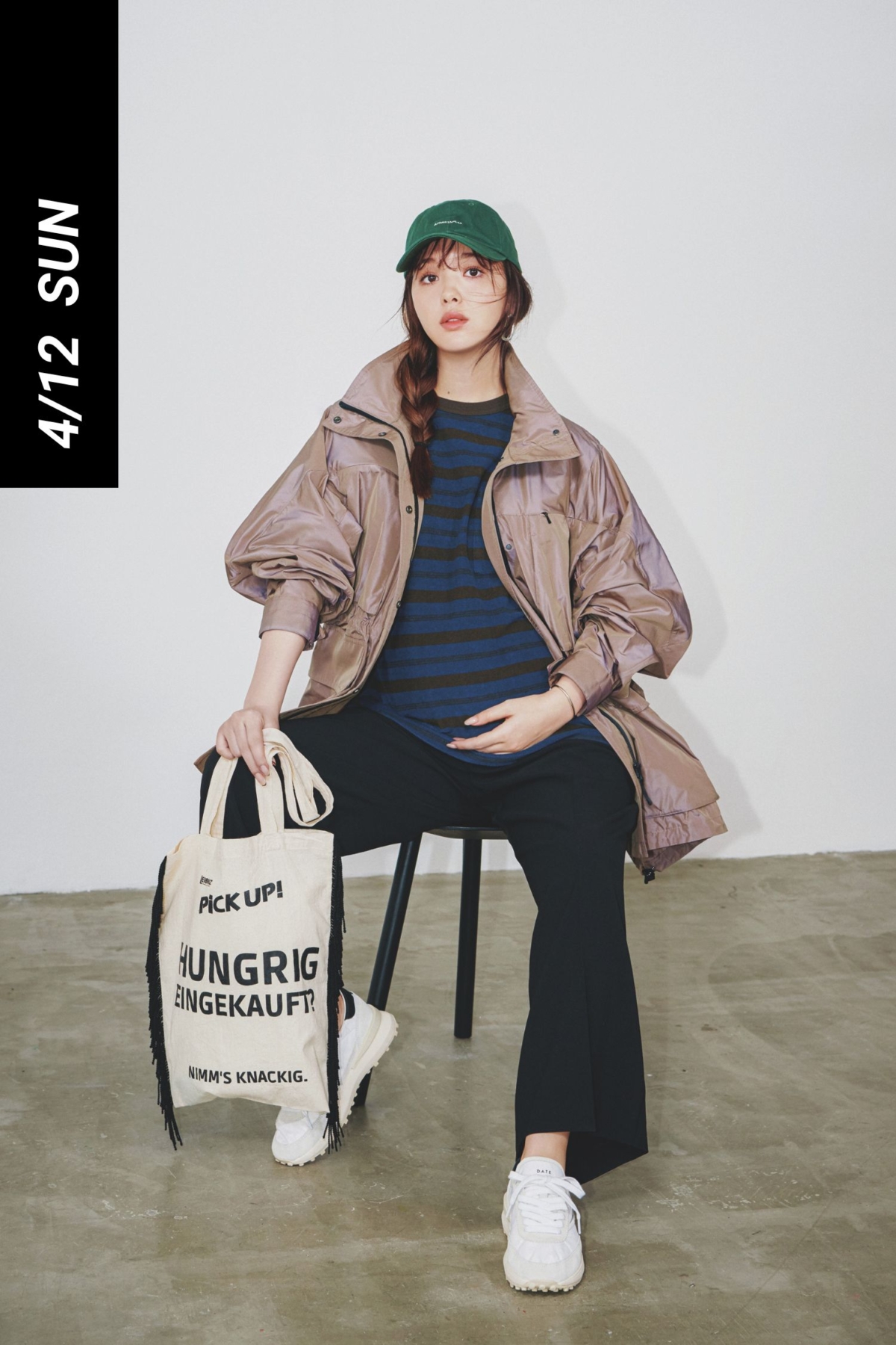 ボーダートップスと黒パンツに