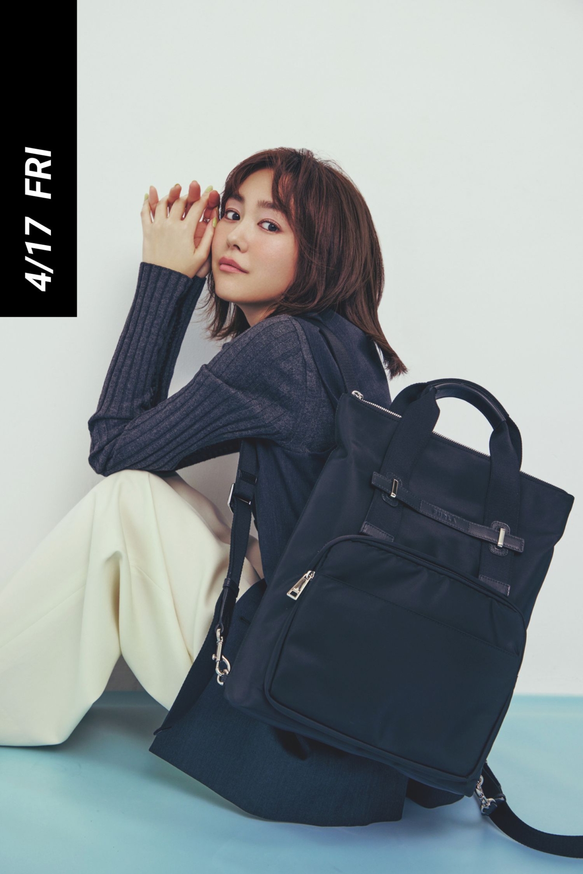 ジレとパンツコーデにフルラの2WAY黒リュックを背負った桐谷美玲さん