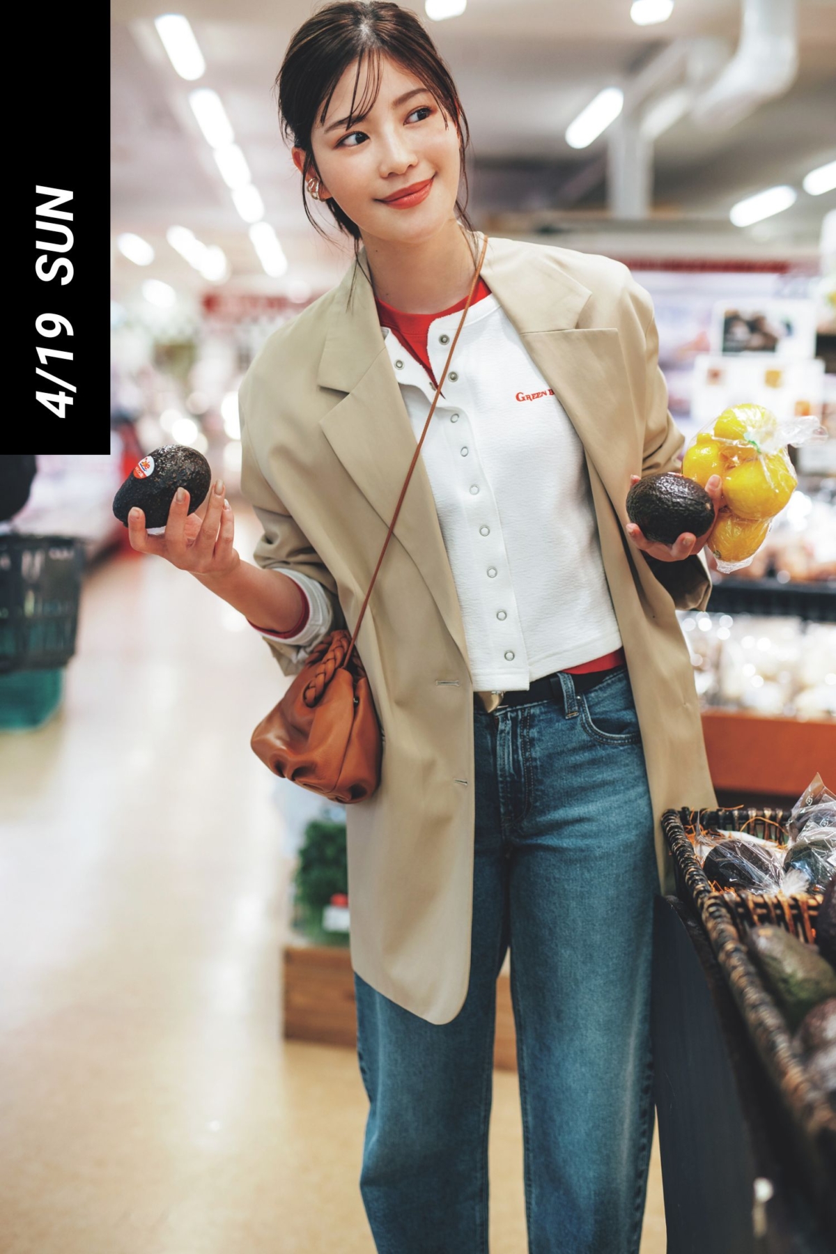 微光沢生地のオーバーシルエットジャケットとデニムをきれいめに着こなす咲和希さん