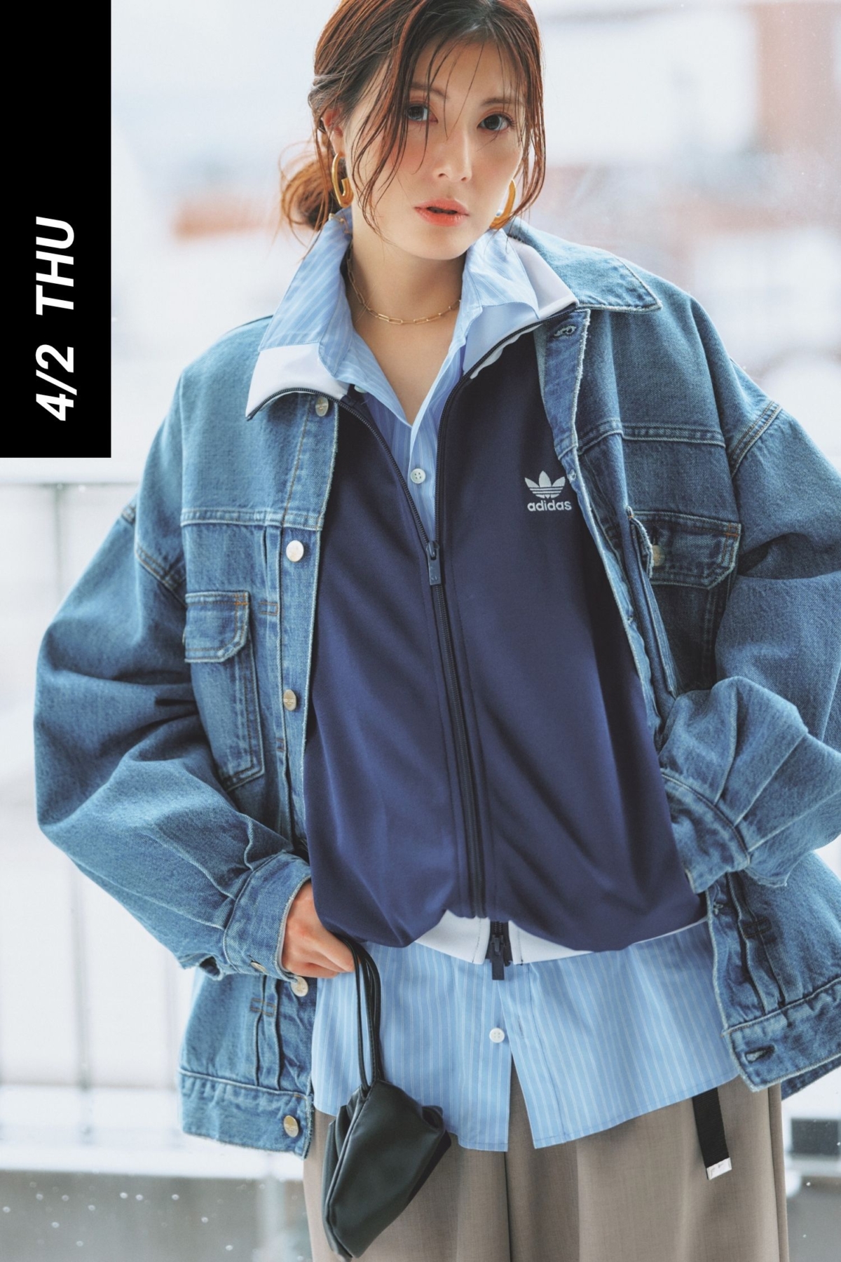 ブルー系のストライプシャツにトラックジャケットとGジャンをレイヤードしたコーデ