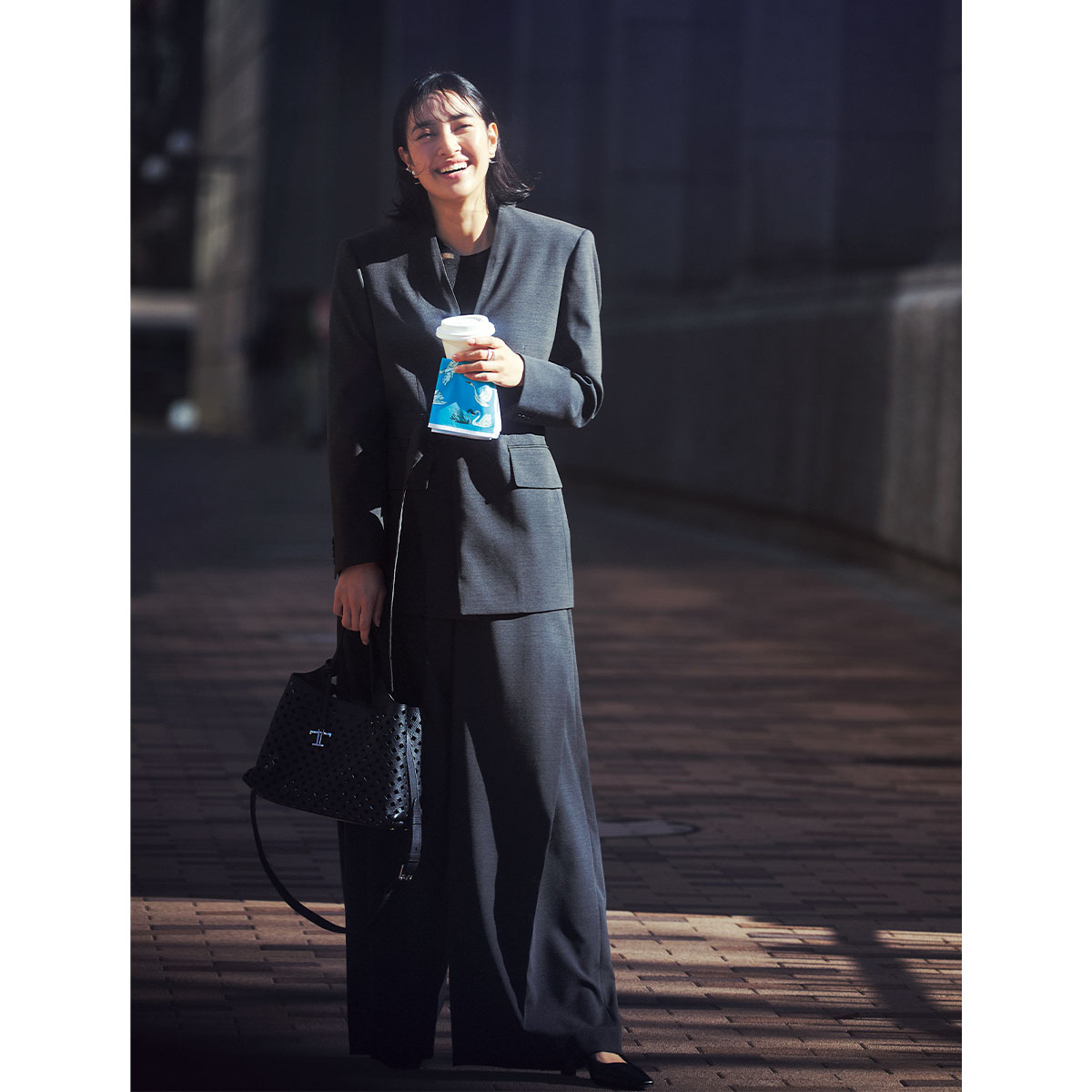 かっこいい通勤コーデにも映えるオシャレハンカチ