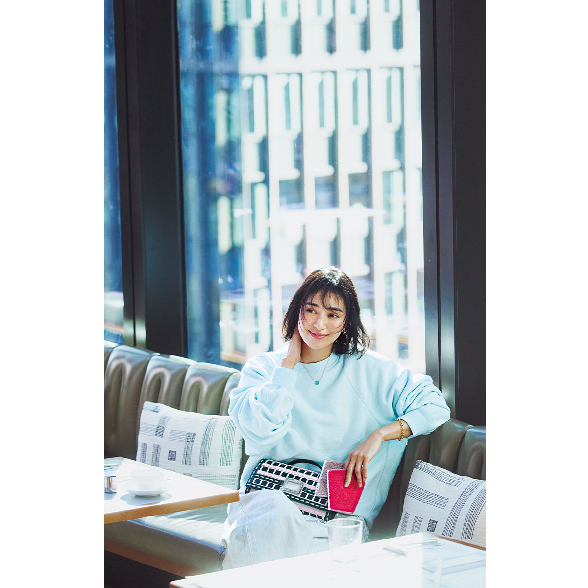 スウェットにデニムでもオシャレなカラーのハンカチが今っぽさをプラス