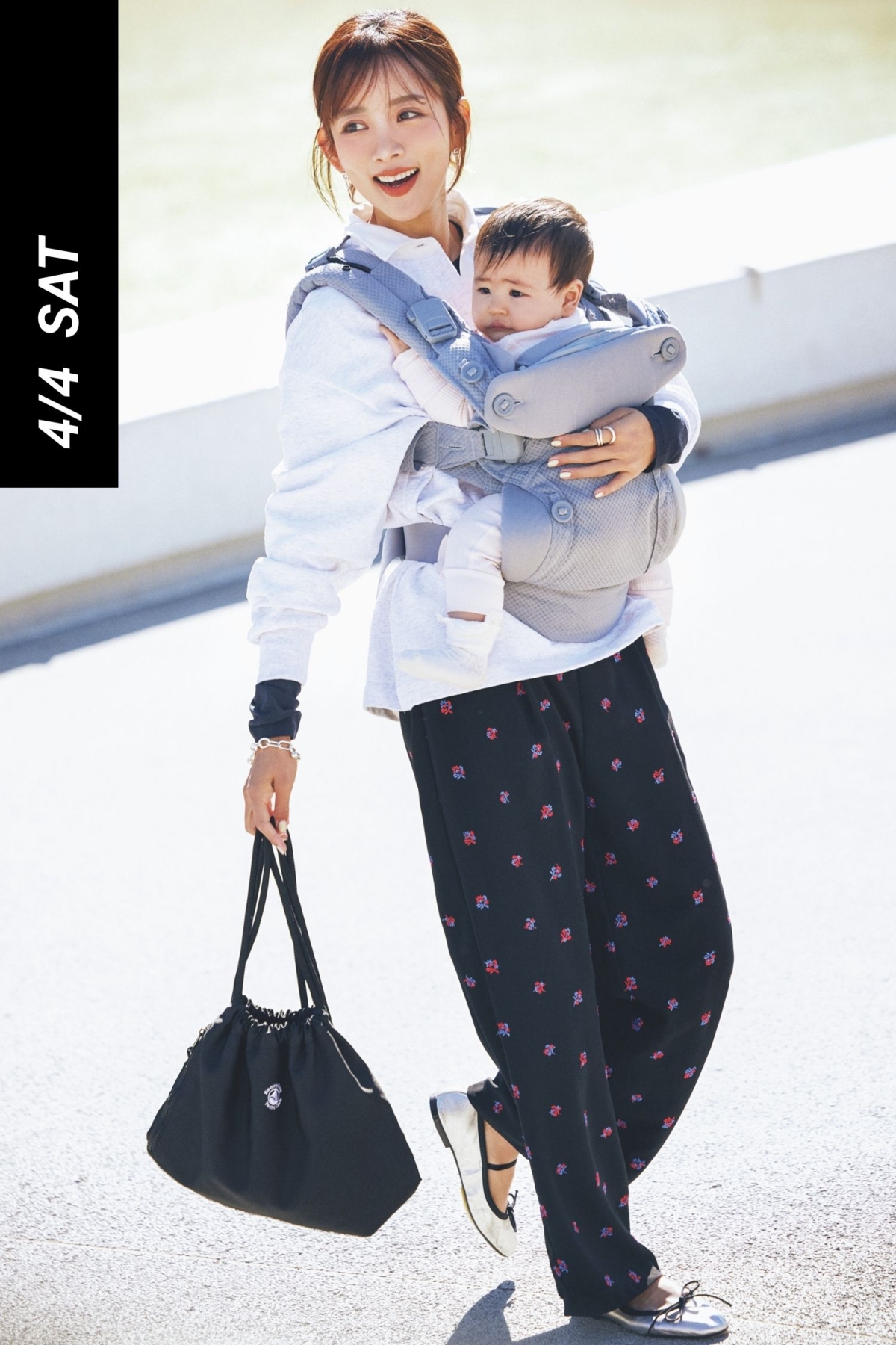 ラガーシャツと小花刺繍の楽ちんパンツの抱っこ紐コーデ