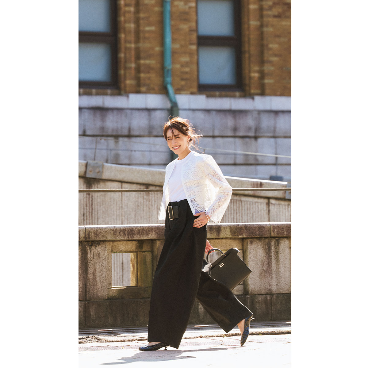 辛口ディテールの黒パンツコーデ