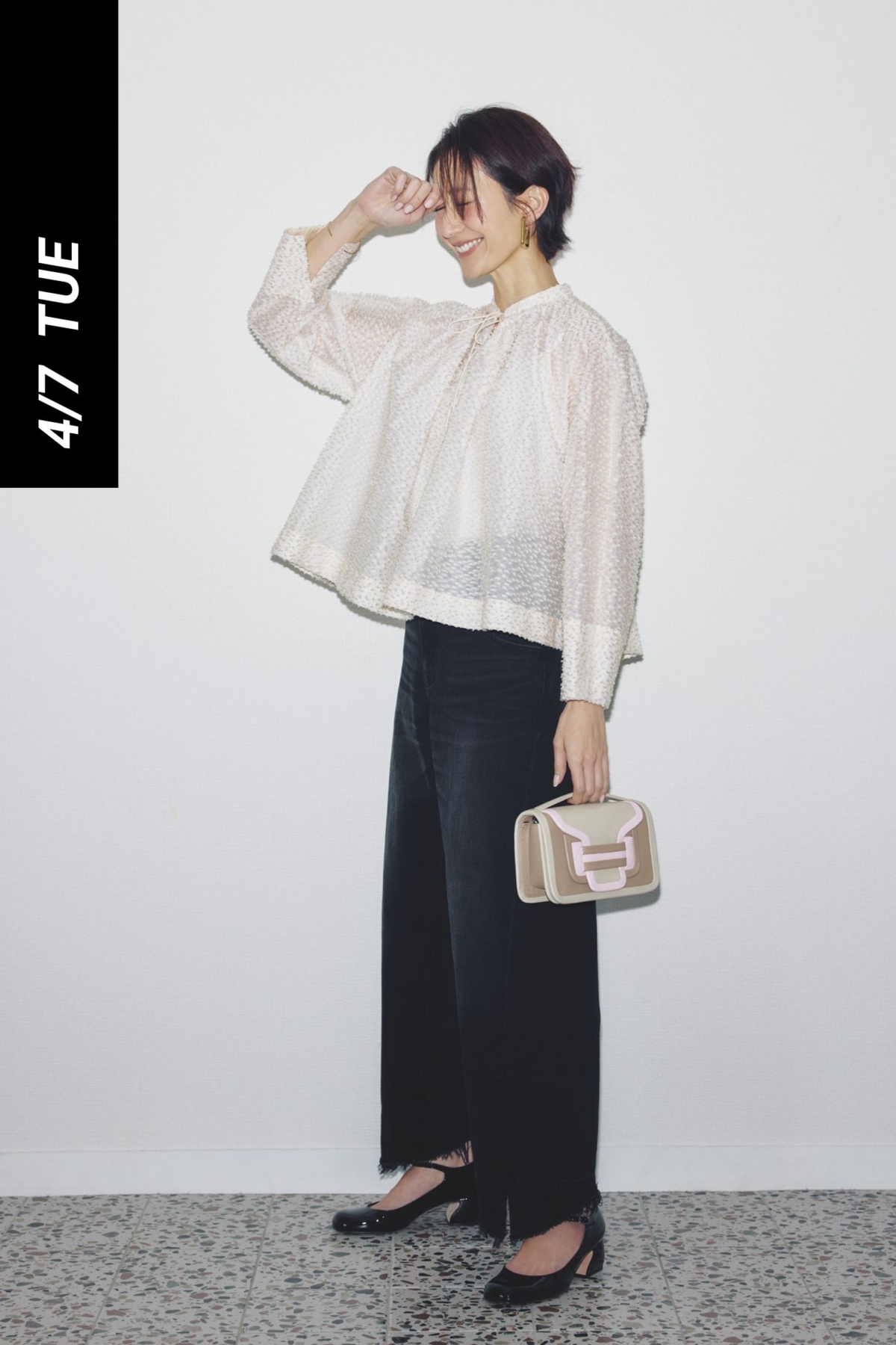 華やかなジャカードトップスと黒デニムのコーデ