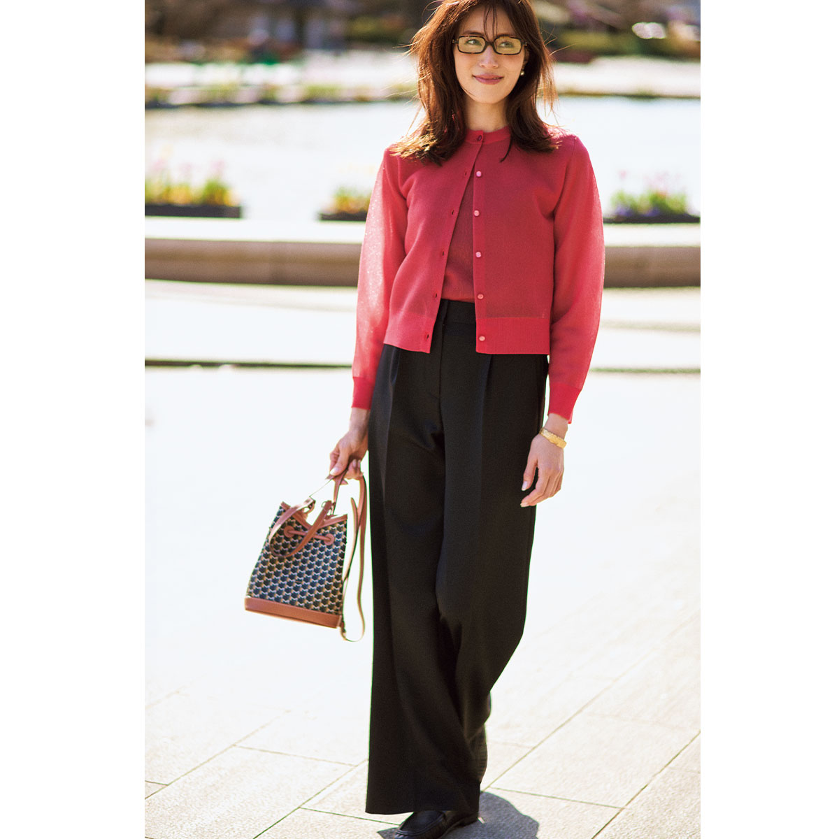 デ・プレのタック入り黒パンツをはいたコーデ