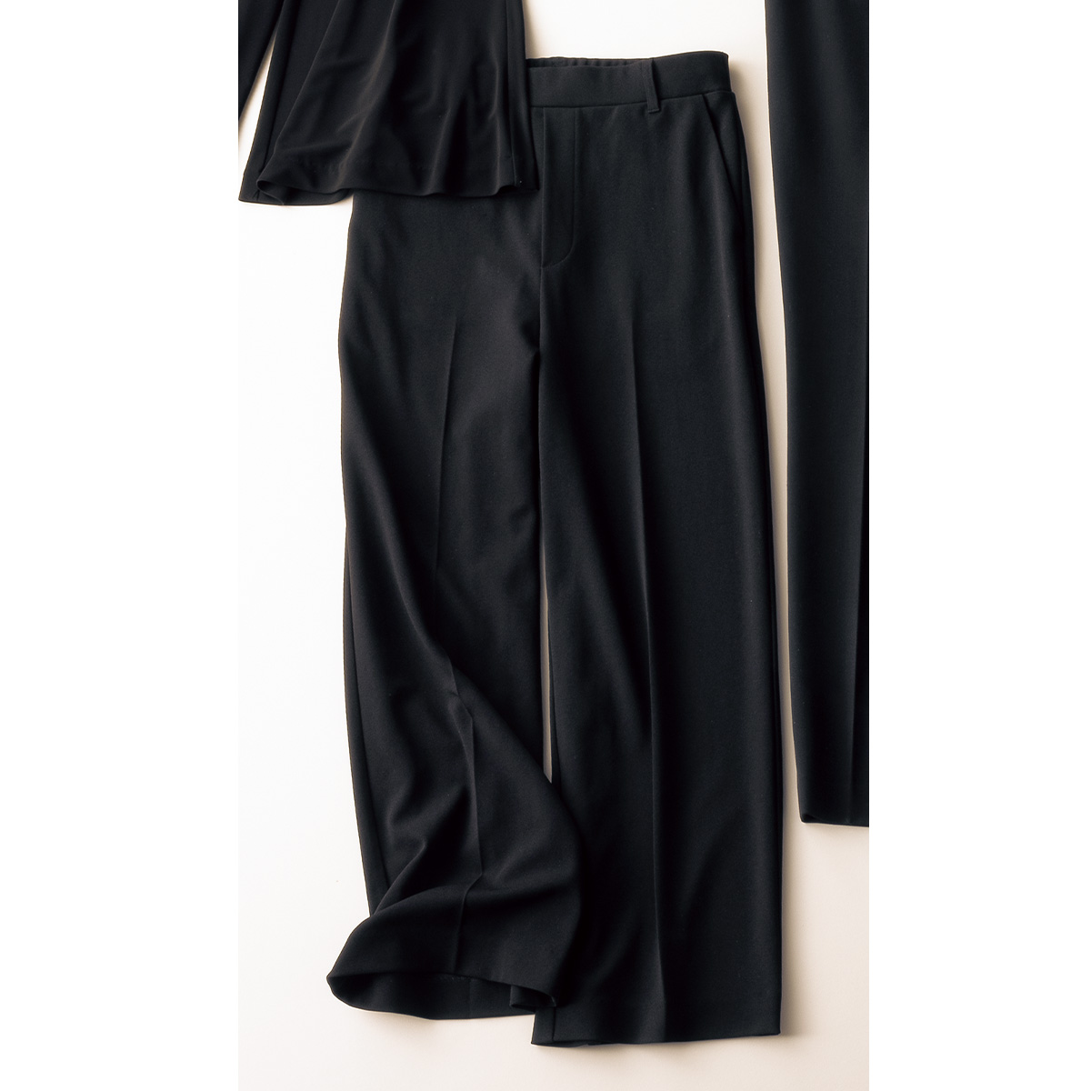 アンフィーロのワイド黒パンツ