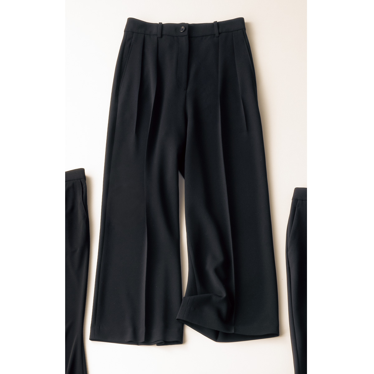 プラステのタックワイド黒パンツ