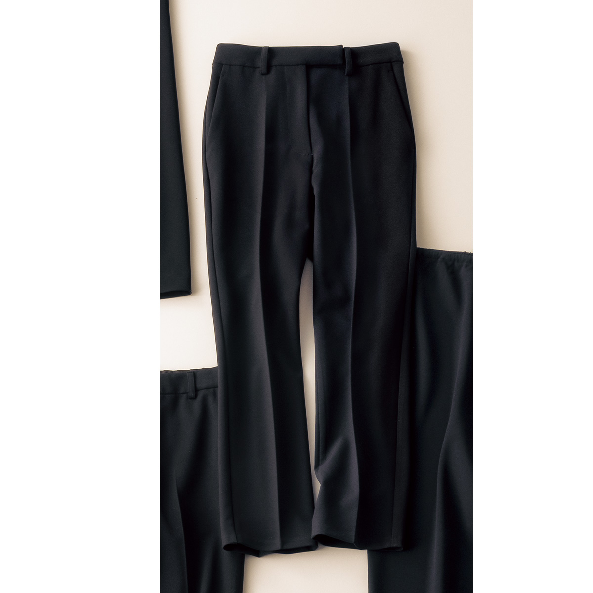 ミラ オーウェンのテーパード黒パンツ