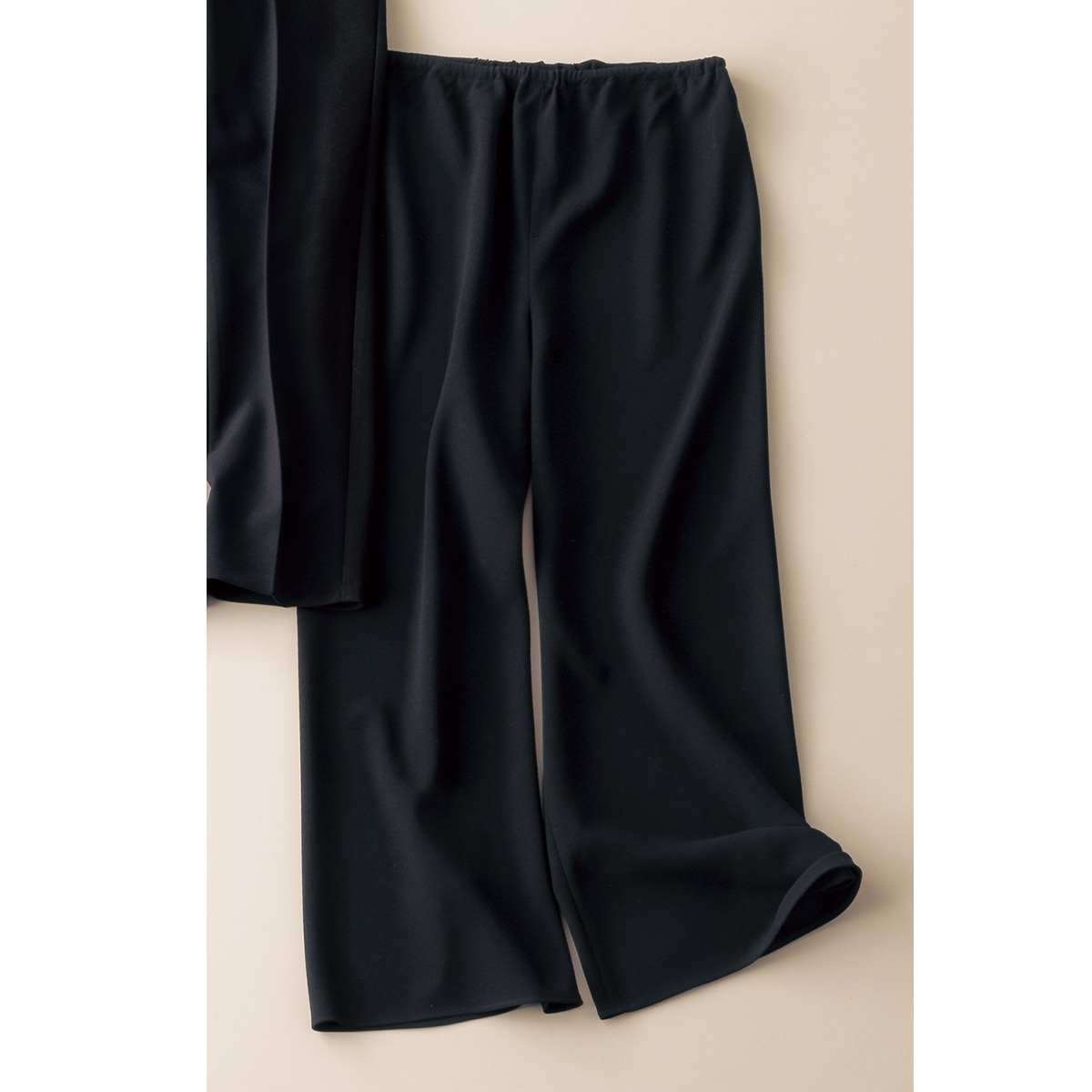 ソージュのバイアスカット黒パンツ