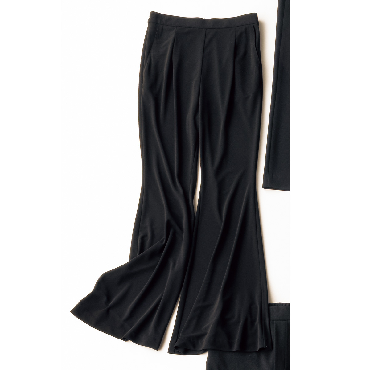 ル フィルのフレア黒パンツ