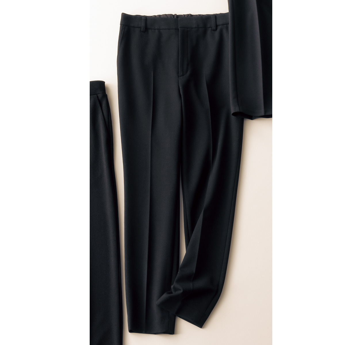 23区のセンタープレステーパード黒パンツ