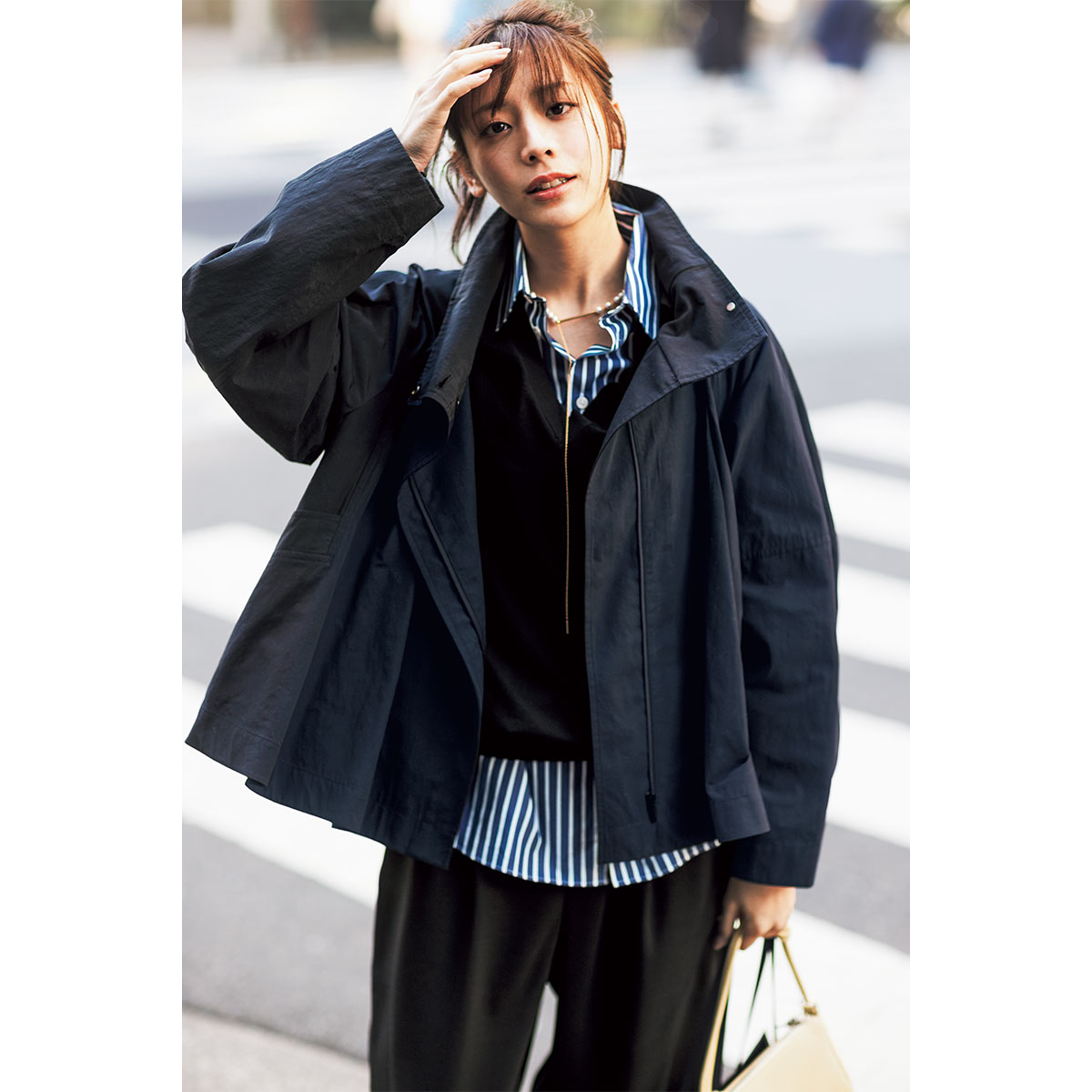 ストライプシャツとニットにル フィルのエレガントなブルゾンを羽織ったママコーデ