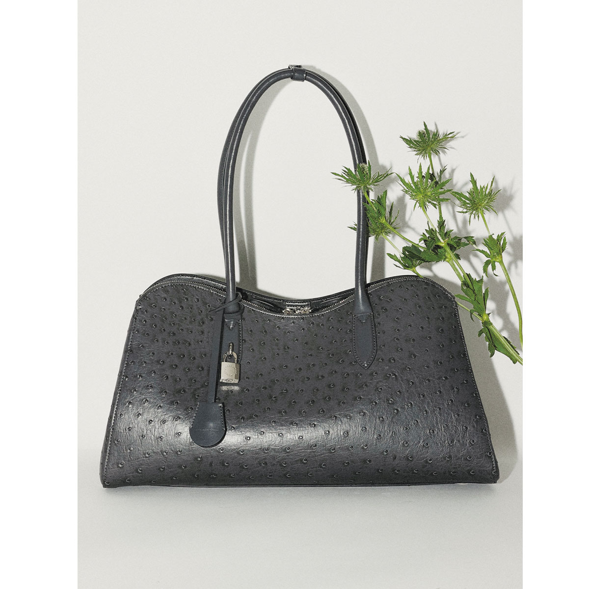 ステラマッカートニーのヴィーガン素材の横長トート