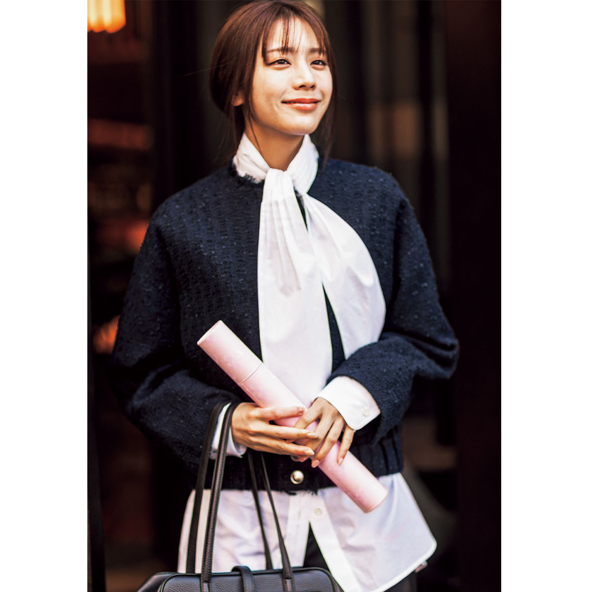 白のボウタイブラウスにツイードブルゾンを羽織った行事コーデ