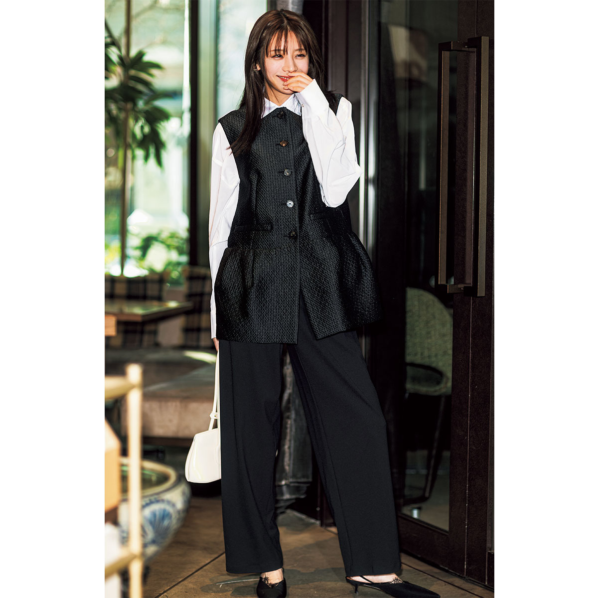 白シャツと黒パンツにジャカード素材のジレを重ねた母行事コーデ