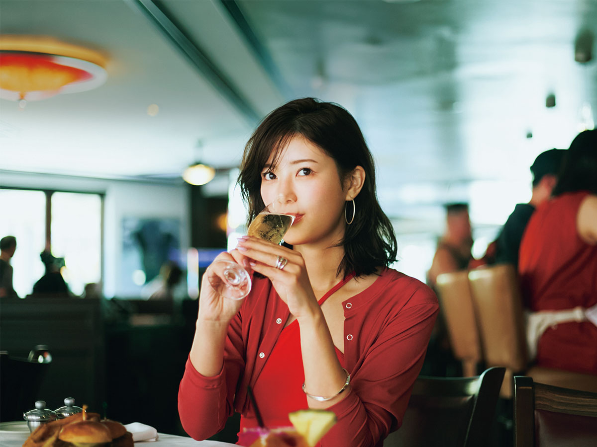 ウルフギャングでドリンクを飲む咲和希さん
