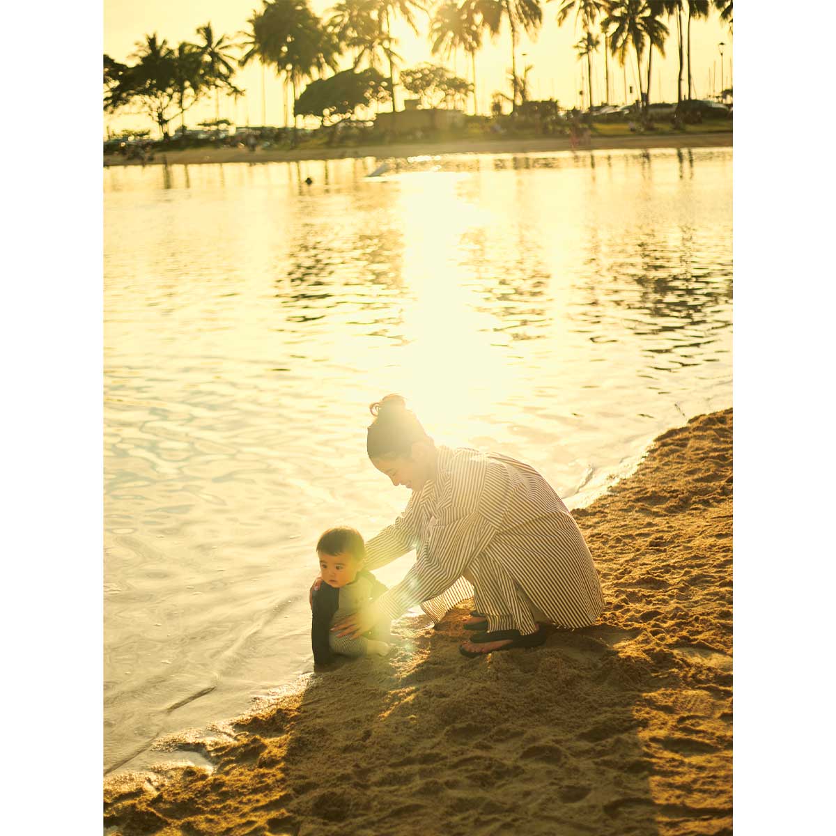 ハワイのビーチで過ごす咲和希さんと息子さん