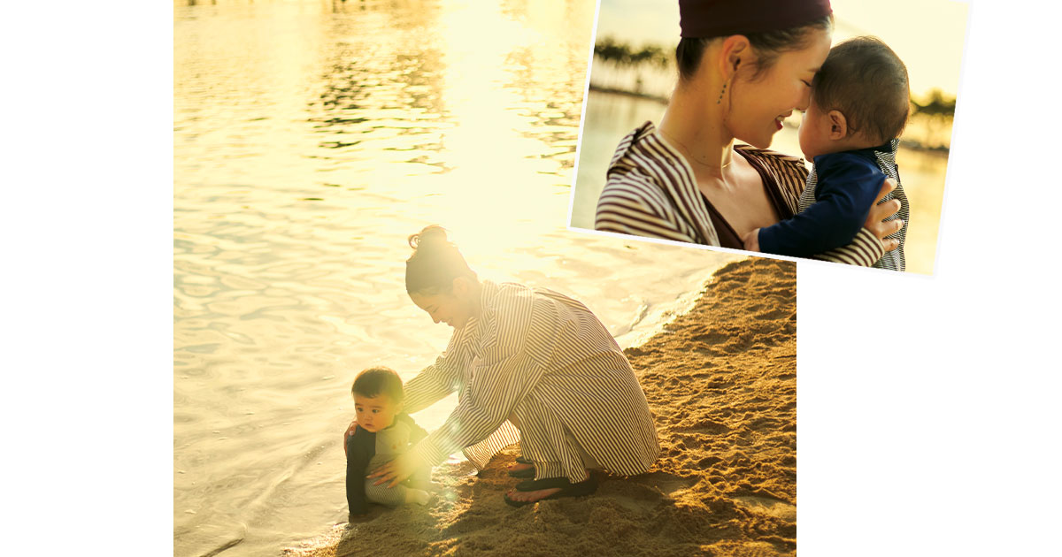ハワイのビーチで過ごす咲和希さんと息子さん